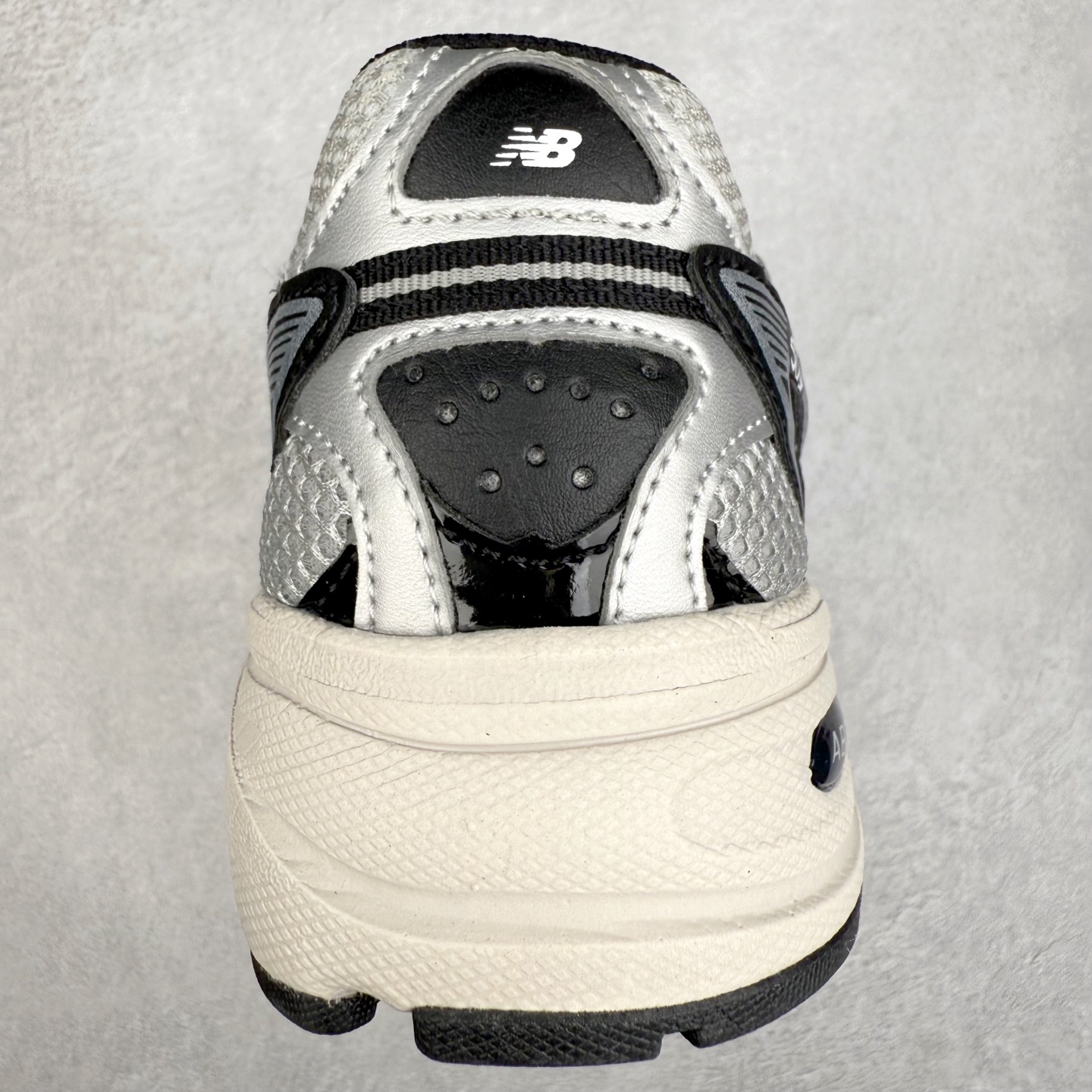 图片[8]-New Balance 推出了全新鞋款。这次复刻的 U509 是基于他们经典档案中的 NB509 跑鞋，赋予其全新的现代设计。虽然保留了原有的轮廓，但也根据当下潮流做了升级调整。相比之前的 509，新款 U509 的轮廓变得更加利落，侧面的皮革细节也增强了运动感。此外，鞋面采用了更大孔的网眼材质，让整体设计看起来更加潮流、时尚。实拍调校N版已经零色差零失真 百分百还原实物色彩所见即所得 不存在货不对板色差等低级问题 选购参考实物拍摄 不混卖不参货 只用心做好货严格选品 承诺混一赔十 尺码：36 36.5 37.5 38 38.5 39 40 40.5 41 42 42.5 43 44 44.5 45-选品中心