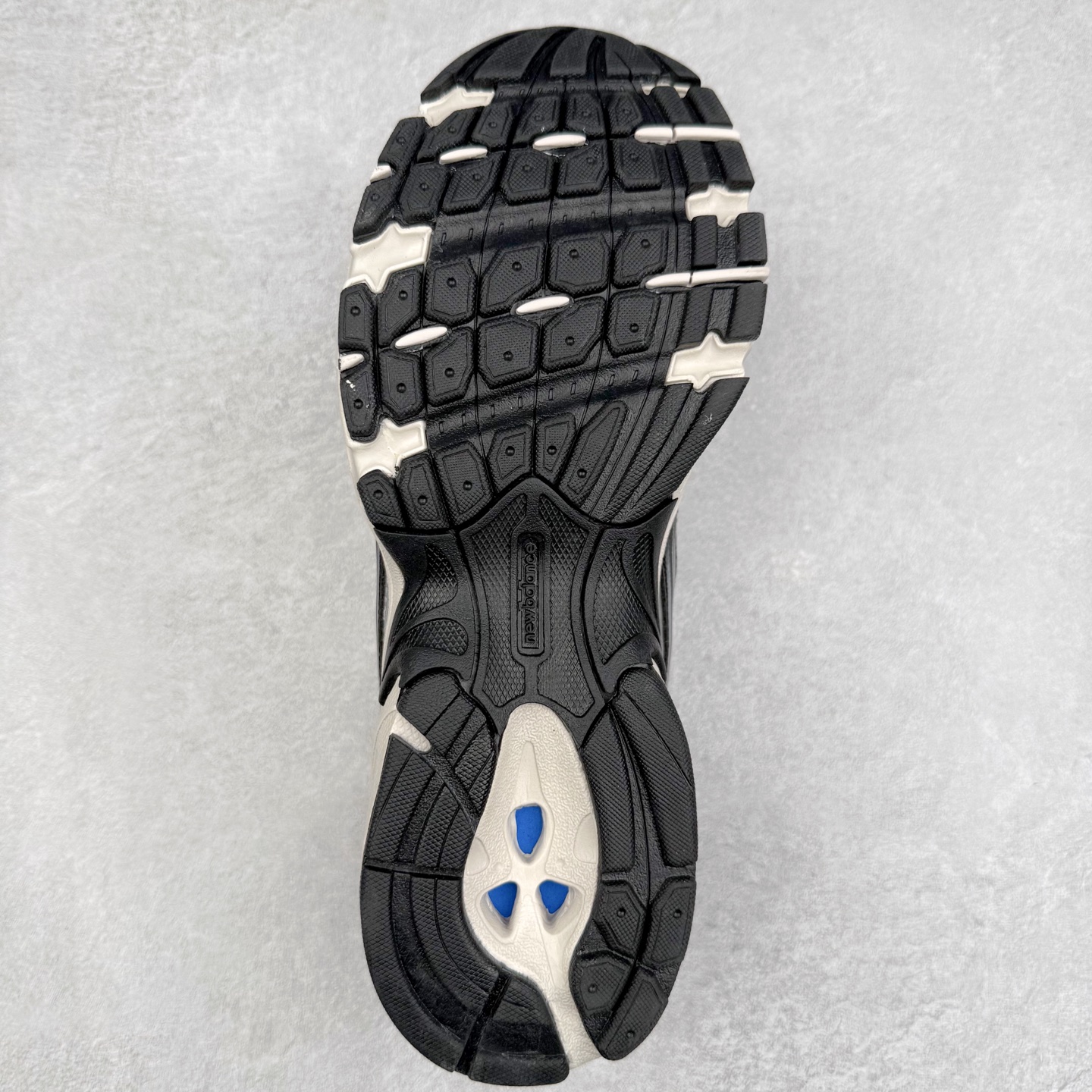 图片[9]-New Balance 推出了全新鞋款。这次复刻的 U509 是基于他们经典档案中的 NB509 跑鞋，赋予其全新的现代设计。虽然保留了原有的轮廓，但也根据当下潮流做了升级调整。相比之前的 509，新款 U509 的轮廓变得更加利落，侧面的皮革细节也增强了运动感。此外，鞋面采用了更大孔的网眼材质，让整体设计看起来更加潮流、时尚。实拍调校N版已经零色差零失真 百分百还原实物色彩所见即所得 不存在货不对板色差等低级问题 选购参考实物拍摄 不混卖不参货 只用心做好货严格选品 承诺混一赔十 尺码：36 36.5 37.5 38 38.5 39 40 40.5 41 42 42.5 43 44 44.5 45-选品中心