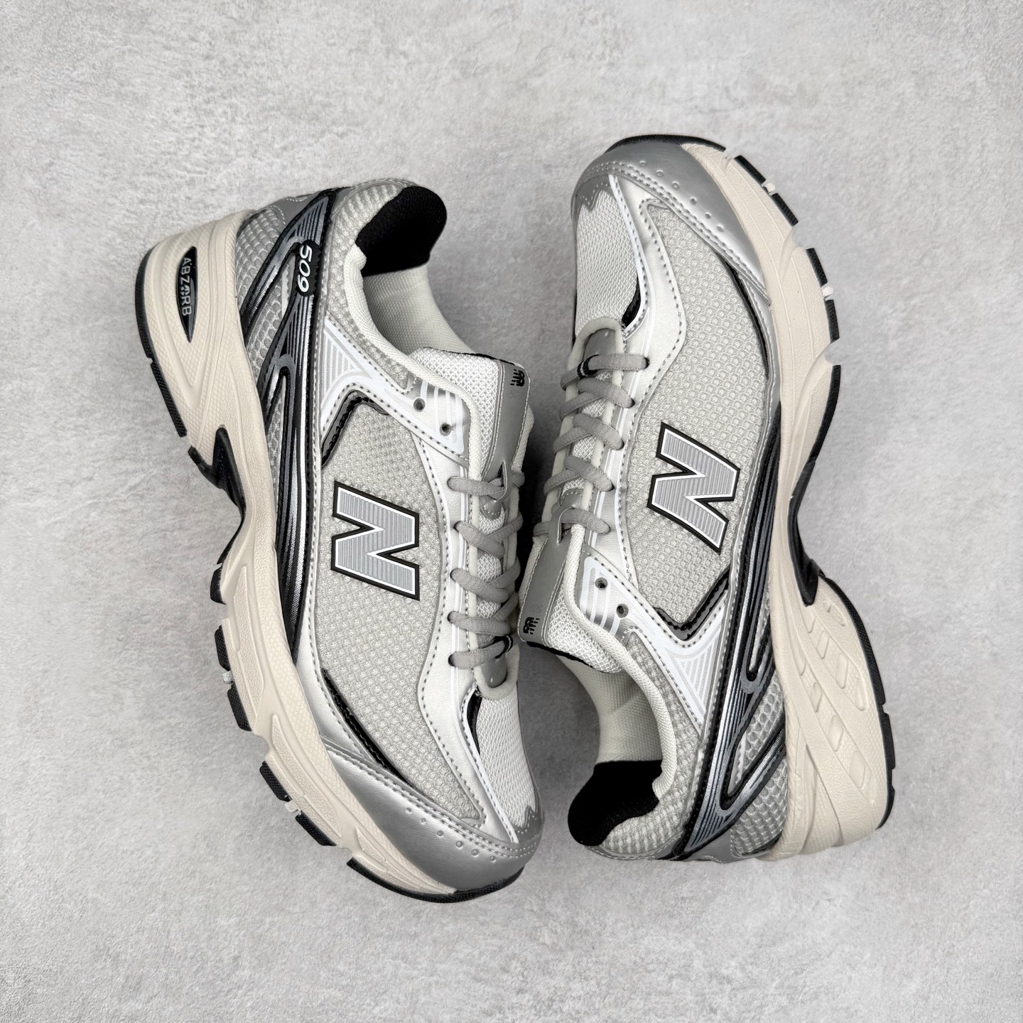 图片[3]-New Balance 推出了全新鞋款。这次复刻的 U509 是基于他们经典档案中的 NB509 跑鞋，赋予其全新的现代设计。虽然保留了原有的轮廓，但也根据当下潮流做了升级调整。相比之前的 509，新款 U509 的轮廓变得更加利落，侧面的皮革细节也增强了运动感。此外，鞋面采用了更大孔的网眼材质，让整体设计看起来更加潮流、时尚。实拍调校N版已经零色差零失真 百分百还原实物色彩所见即所得 不存在货不对板色差等低级问题 选购参考实物拍摄 不混卖不参货 只用心做好货严格选品 承诺混一赔十 尺码：36 36.5 37.5 38 38.5 39 40 40.5 41 42 42.5 43 44 44.5 45-选品中心