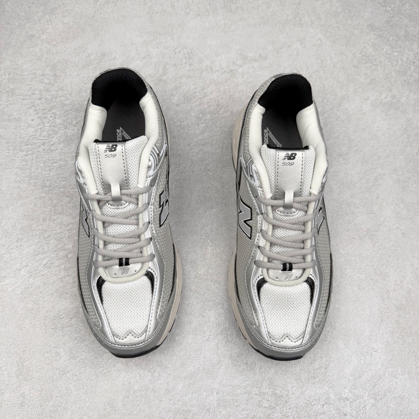 图片[2]-New Balance 推出了全新鞋款。这次复刻的 U509 是基于他们经典档案中的 NB509 跑鞋，赋予其全新的现代设计。虽然保留了原有的轮廓，但也根据当下潮流做了升级调整。相比之前的 509，新款 U509 的轮廓变得更加利落，侧面的皮革细节也增强了运动感。此外，鞋面采用了更大孔的网眼材质，让整体设计看起来更加潮流、时尚。实拍调校N版已经零色差零失真 百分百还原实物色彩所见即所得 不存在货不对板色差等低级问题 选购参考实物拍摄 不混卖不参货 只用心做好货严格选品 承诺混一赔十 尺码：36 36.5 37.5 38 38.5 39 40 40.5 41 42 42.5 43 44 44.5 45-选品中心