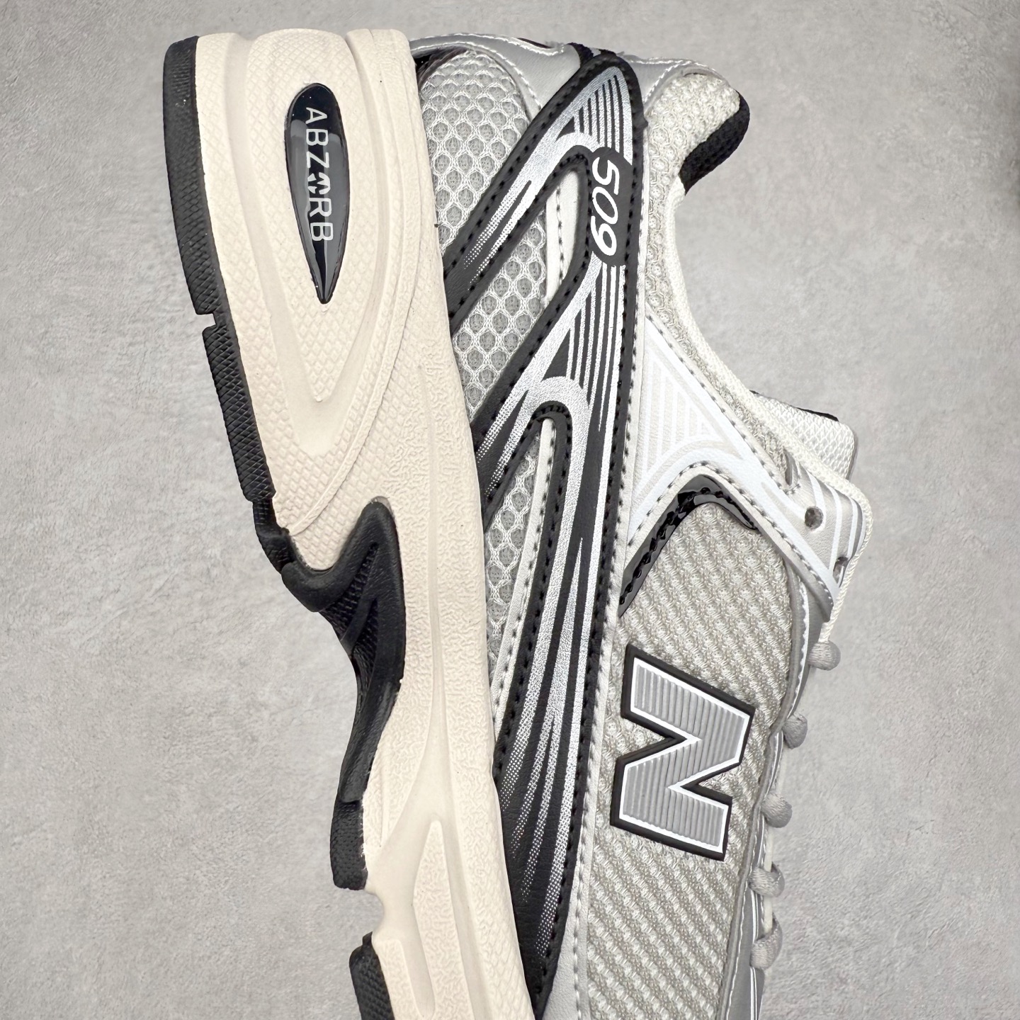 图片[6]-New Balance 推出了全新鞋款。这次复刻的 U509 是基于他们经典档案中的 NB509 跑鞋，赋予其全新的现代设计。虽然保留了原有的轮廓，但也根据当下潮流做了升级调整。相比之前的 509，新款 U509 的轮廓变得更加利落，侧面的皮革细节也增强了运动感。此外，鞋面采用了更大孔的网眼材质，让整体设计看起来更加潮流、时尚。实拍调校N版已经零色差零失真 百分百还原实物色彩所见即所得 不存在货不对板色差等低级问题 选购参考实物拍摄 不混卖不参货 只用心做好货严格选品 承诺混一赔十 尺码：36 36.5 37.5 38 38.5 39 40 40.5 41 42 42.5 43 44 44.5 45-选品中心