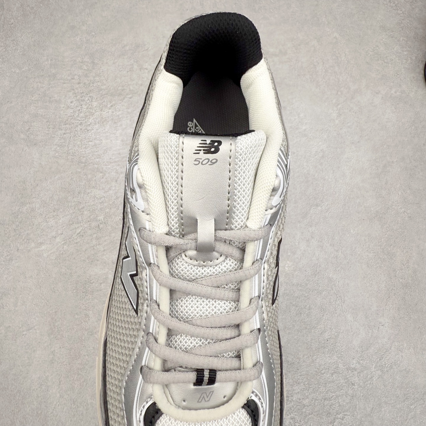 图片[5]-New Balance 推出了全新鞋款。这次复刻的 U509 是基于他们经典档案中的 NB509 跑鞋，赋予其全新的现代设计。虽然保留了原有的轮廓，但也根据当下潮流做了升级调整。相比之前的 509，新款 U509 的轮廓变得更加利落，侧面的皮革细节也增强了运动感。此外，鞋面采用了更大孔的网眼材质，让整体设计看起来更加潮流、时尚。实拍调校N版已经零色差零失真 百分百还原实物色彩所见即所得 不存在货不对板色差等低级问题 选购参考实物拍摄 不混卖不参货 只用心做好货严格选品 承诺混一赔十 尺码：36 36.5 37.5 38 38.5 39 40 40.5 41 42 42.5 43 44 44.5 45-选品中心