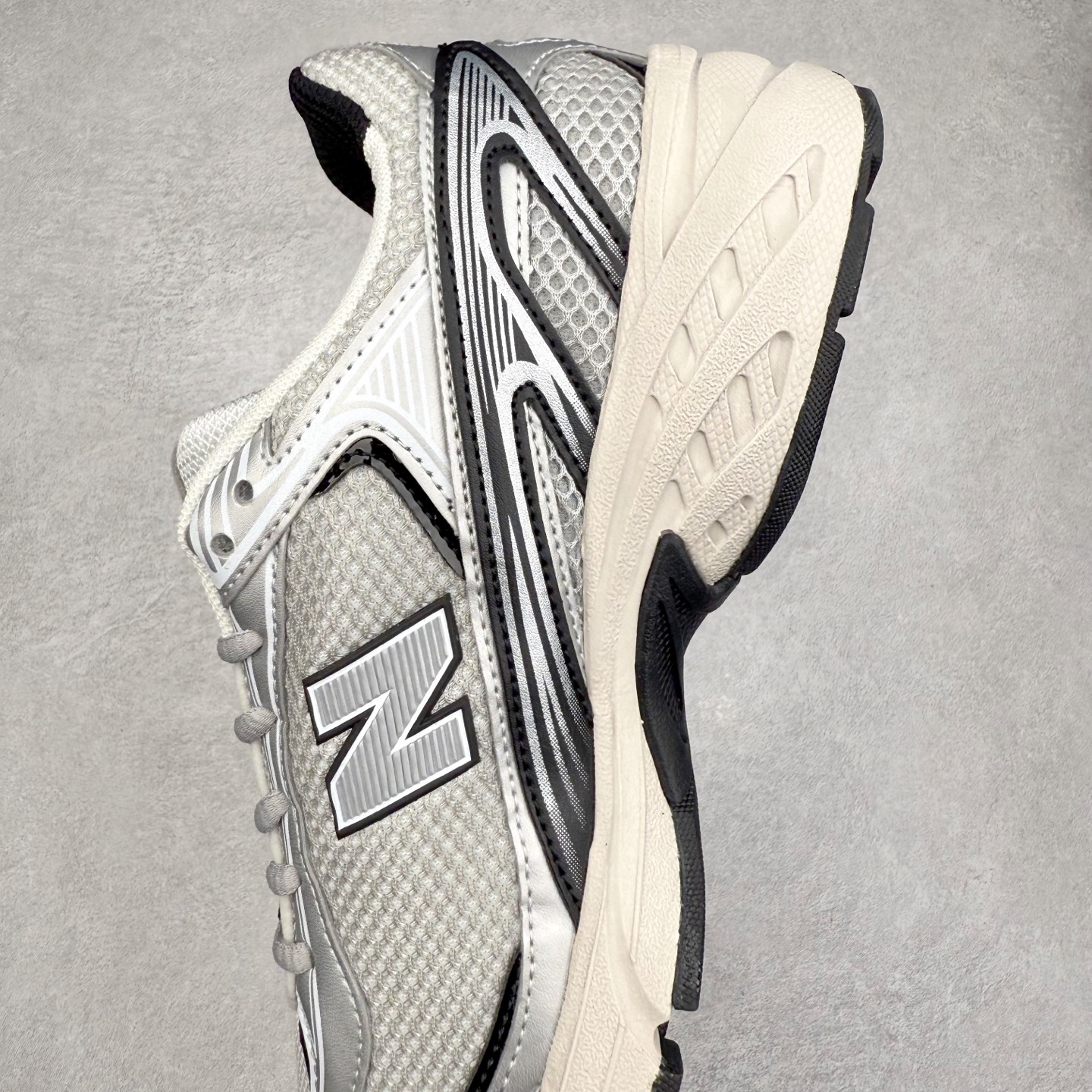 图片[7]-New Balance 推出了全新鞋款。这次复刻的 U509 是基于他们经典档案中的 NB509 跑鞋，赋予其全新的现代设计。虽然保留了原有的轮廓，但也根据当下潮流做了升级调整。相比之前的 509，新款 U509 的轮廓变得更加利落，侧面的皮革细节也增强了运动感。此外，鞋面采用了更大孔的网眼材质，让整体设计看起来更加潮流、时尚。实拍调校N版已经零色差零失真 百分百还原实物色彩所见即所得 不存在货不对板色差等低级问题 选购参考实物拍摄 不混卖不参货 只用心做好货严格选品 承诺混一赔十 尺码：36 36.5 37.5 38 38.5 39 40 40.5 41 42 42.5 43 44 44.5 45-选品中心