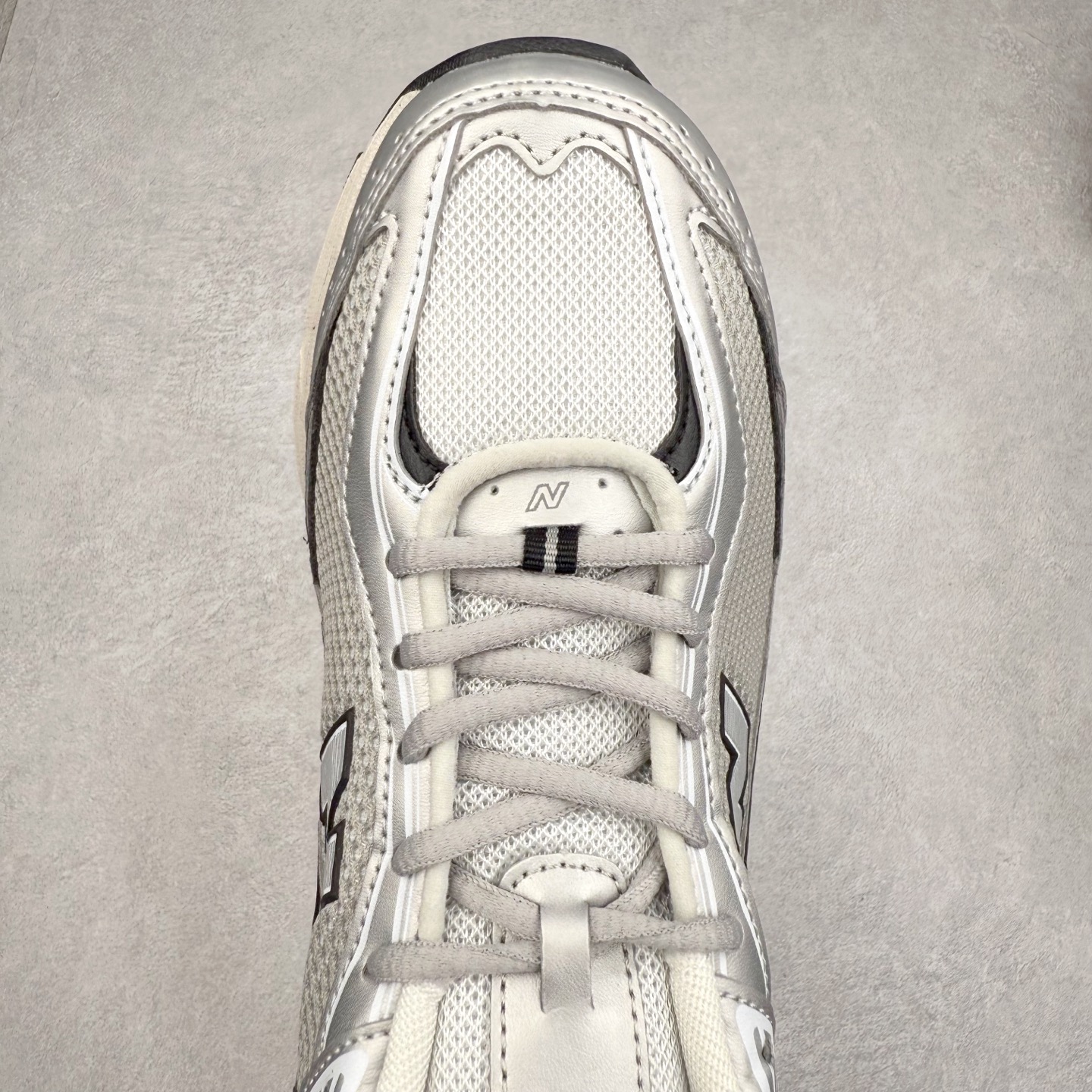 图片[4]-New Balance 推出了全新鞋款。这次复刻的 U509 是基于他们经典档案中的 NB509 跑鞋，赋予其全新的现代设计。虽然保留了原有的轮廓，但也根据当下潮流做了升级调整。相比之前的 509，新款 U509 的轮廓变得更加利落，侧面的皮革细节也增强了运动感。此外，鞋面采用了更大孔的网眼材质，让整体设计看起来更加潮流、时尚。实拍调校N版已经零色差零失真 百分百还原实物色彩所见即所得 不存在货不对板色差等低级问题 选购参考实物拍摄 不混卖不参货 只用心做好货严格选品 承诺混一赔十 尺码：36 36.5 37.5 38 38.5 39 40 40.5 41 42 42.5 43 44 44.5 45-选品中心