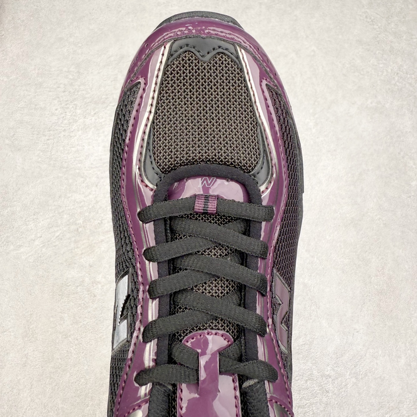 图片[4]-New Balance 推出了全新鞋款。这次复刻的 U509 是基于他们经典档案中的 NB509 跑鞋，赋予其全新的现代设计。虽然保留了原有的轮廓，但也根据当下潮流做了升级调整。相比之前的 509，新款 U509 的轮廓变得更加利落，侧面的皮革细节也增强了运动感。此外，鞋面采用了更大孔的网眼材质，让整体设计看起来更加潮流、时尚。实拍调校N版已经零色差零失真 百分百还原实物色彩所见即所得 不存在货不对板色差等低级问题 选购参考实物拍摄 不混卖不参货 只用心做好货严格选品 承诺混一赔十 尺码：36 36.5 37.5 38 38.5 39 40 40.5 41 42 42.5 43 44 44.5 45-选品中心