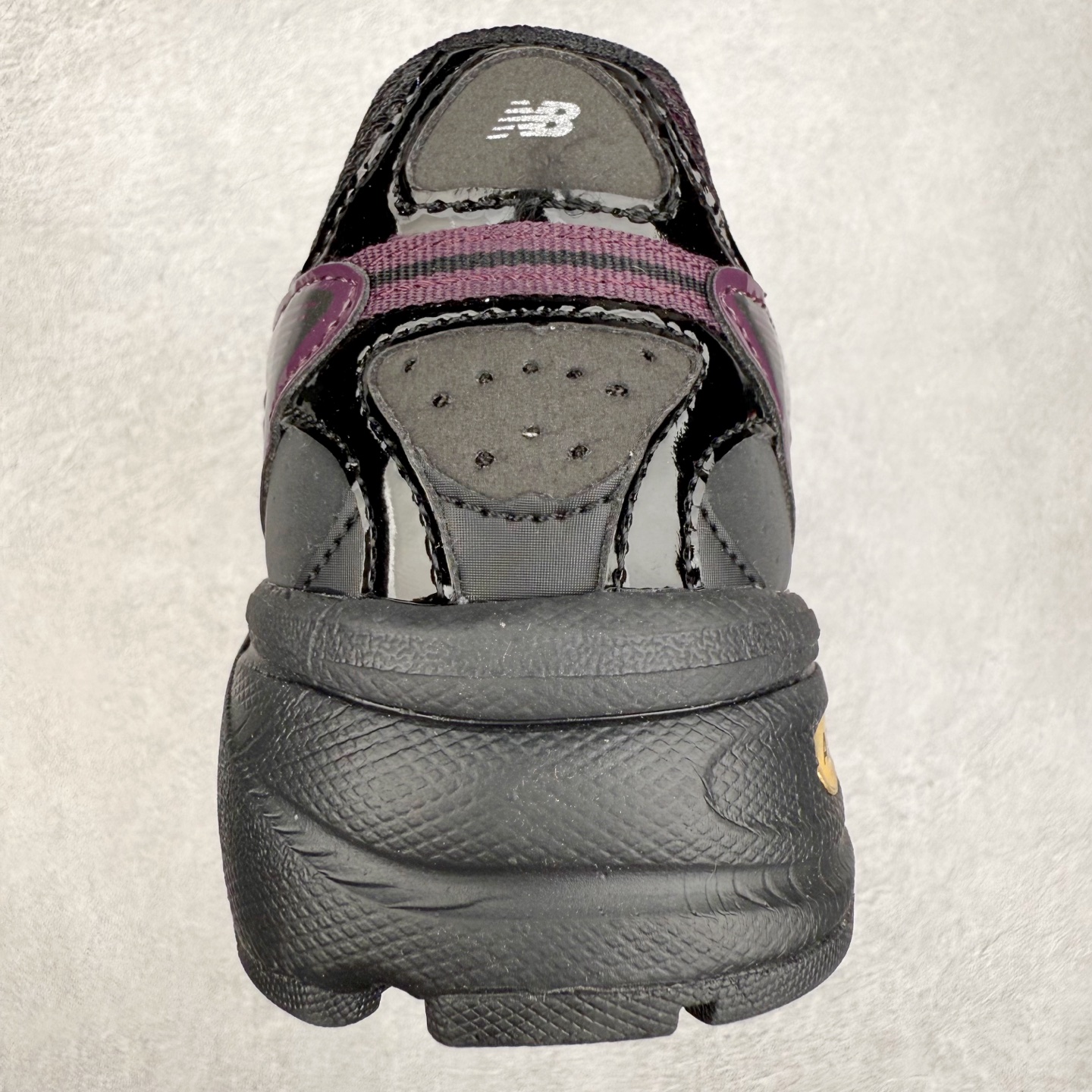 图片[8]-New Balance 推出了全新鞋款。这次复刻的 U509 是基于他们经典档案中的 NB509 跑鞋，赋予其全新的现代设计。虽然保留了原有的轮廓，但也根据当下潮流做了升级调整。相比之前的 509，新款 U509 的轮廓变得更加利落，侧面的皮革细节也增强了运动感。此外，鞋面采用了更大孔的网眼材质，让整体设计看起来更加潮流、时尚。实拍调校N版已经零色差零失真 百分百还原实物色彩所见即所得 不存在货不对板色差等低级问题 选购参考实物拍摄 不混卖不参货 只用心做好货严格选品 承诺混一赔十 尺码：36 36.5 37.5 38 38.5 39 40 40.5 41 42 42.5 43 44 44.5 45-选品中心