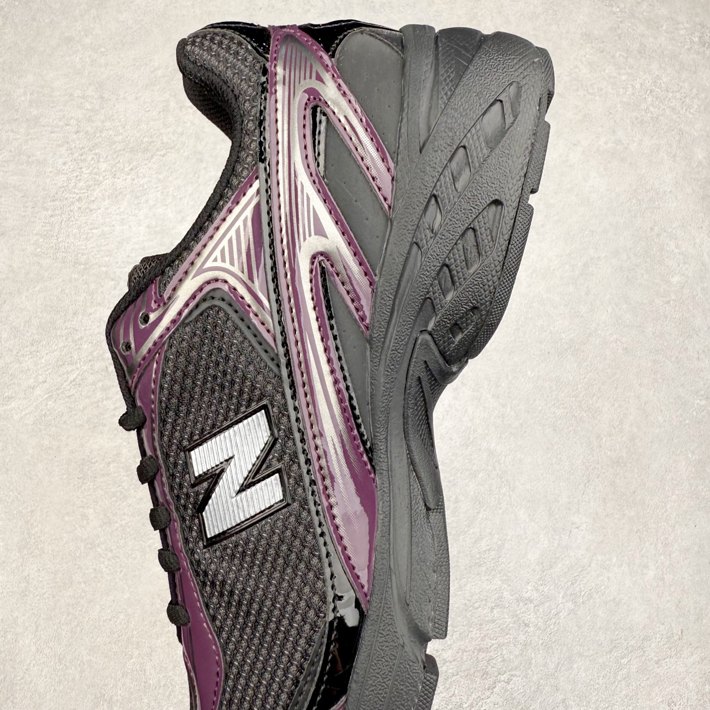 图片[7]-New Balance 推出了全新鞋款。这次复刻的 U509 是基于他们经典档案中的 NB509 跑鞋，赋予其全新的现代设计。虽然保留了原有的轮廓，但也根据当下潮流做了升级调整。相比之前的 509，新款 U509 的轮廓变得更加利落，侧面的皮革细节也增强了运动感。此外，鞋面采用了更大孔的网眼材质，让整体设计看起来更加潮流、时尚。实拍调校N版已经零色差零失真 百分百还原实物色彩所见即所得 不存在货不对板色差等低级问题 选购参考实物拍摄 不混卖不参货 只用心做好货严格选品 承诺混一赔十 尺码：36 36.5 37.5 38 38.5 39 40 40.5 41 42 42.5 43 44 44.5 45-选品中心