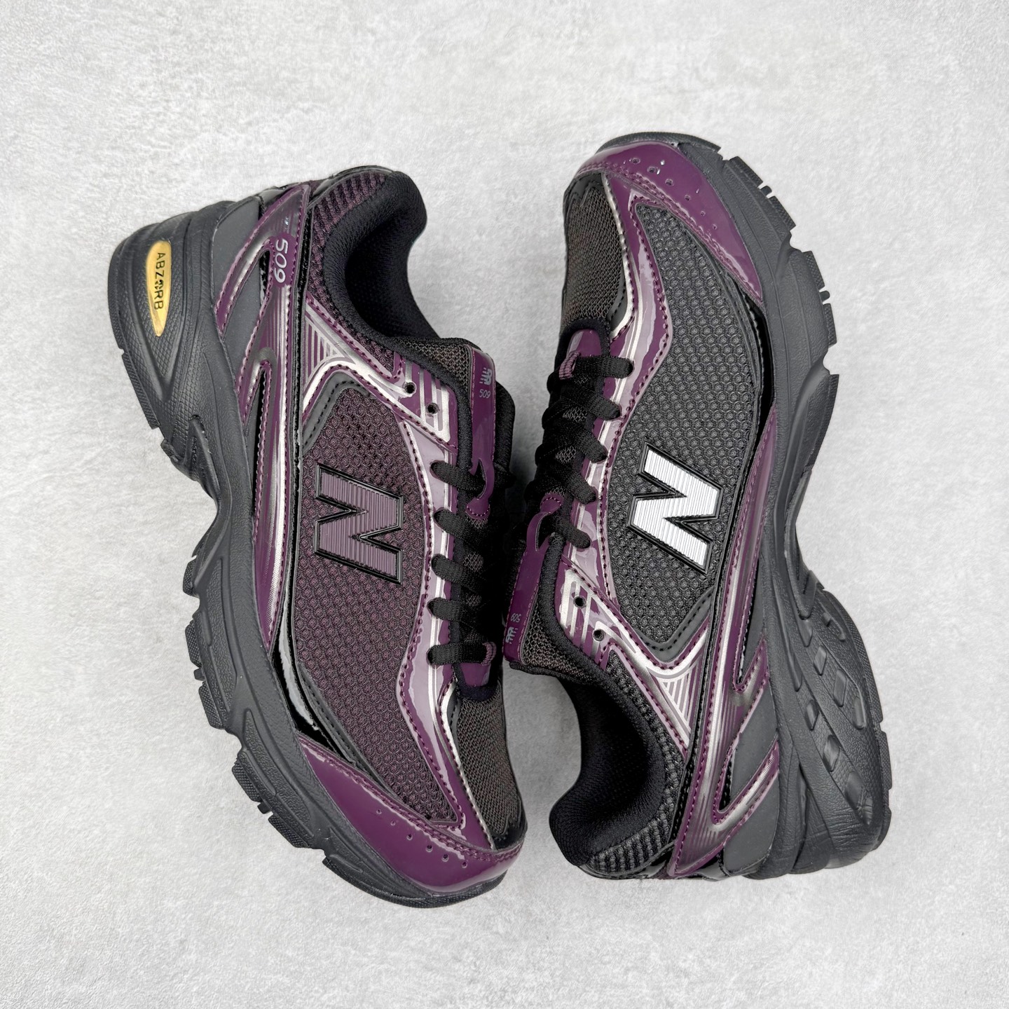 图片[3]-New Balance 推出了全新鞋款。这次复刻的 U509 是基于他们经典档案中的 NB509 跑鞋，赋予其全新的现代设计。虽然保留了原有的轮廓，但也根据当下潮流做了升级调整。相比之前的 509，新款 U509 的轮廓变得更加利落，侧面的皮革细节也增强了运动感。此外，鞋面采用了更大孔的网眼材质，让整体设计看起来更加潮流、时尚。实拍调校N版已经零色差零失真 百分百还原实物色彩所见即所得 不存在货不对板色差等低级问题 选购参考实物拍摄 不混卖不参货 只用心做好货严格选品 承诺混一赔十 尺码：36 36.5 37.5 38 38.5 39 40 40.5 41 42 42.5 43 44 44.5 45-选品中心