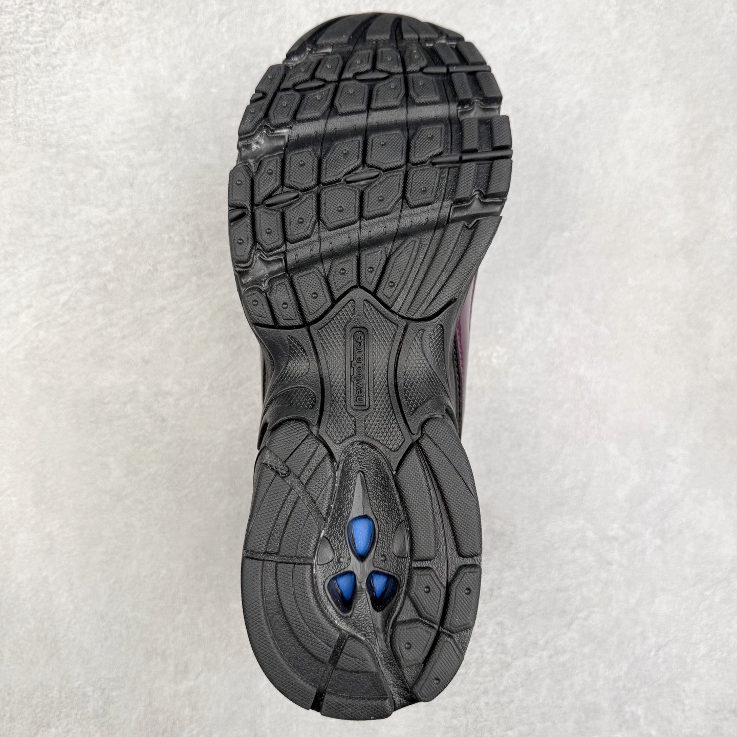 图片[9]-New Balance 推出了全新鞋款。这次复刻的 U509 是基于他们经典档案中的 NB509 跑鞋，赋予其全新的现代设计。虽然保留了原有的轮廓，但也根据当下潮流做了升级调整。相比之前的 509，新款 U509 的轮廓变得更加利落，侧面的皮革细节也增强了运动感。此外，鞋面采用了更大孔的网眼材质，让整体设计看起来更加潮流、时尚。实拍调校N版已经零色差零失真 百分百还原实物色彩所见即所得 不存在货不对板色差等低级问题 选购参考实物拍摄 不混卖不参货 只用心做好货严格选品 承诺混一赔十 尺码：36 36.5 37.5 38 38.5 39 40 40.5 41 42 42.5 43 44 44.5 45-选品中心