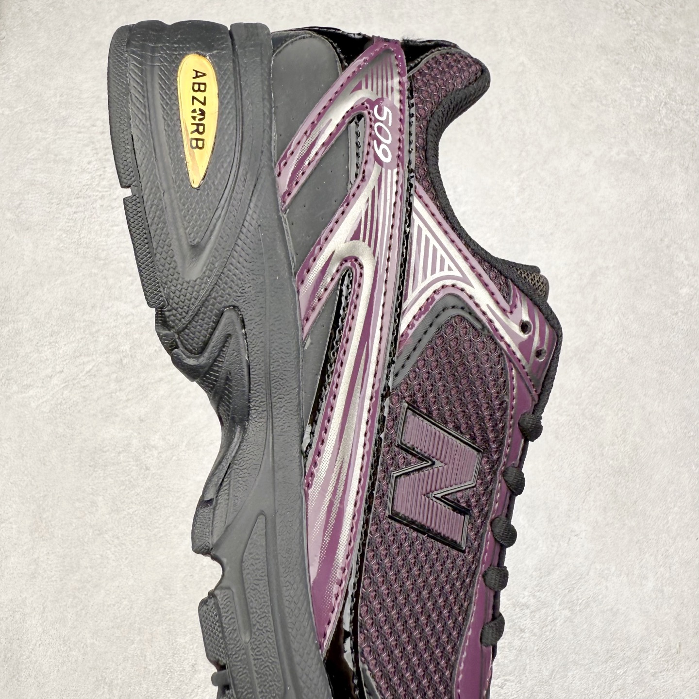 图片[6]-New Balance 推出了全新鞋款。这次复刻的 U509 是基于他们经典档案中的 NB509 跑鞋，赋予其全新的现代设计。虽然保留了原有的轮廓，但也根据当下潮流做了升级调整。相比之前的 509，新款 U509 的轮廓变得更加利落，侧面的皮革细节也增强了运动感。此外，鞋面采用了更大孔的网眼材质，让整体设计看起来更加潮流、时尚。实拍调校N版已经零色差零失真 百分百还原实物色彩所见即所得 不存在货不对板色差等低级问题 选购参考实物拍摄 不混卖不参货 只用心做好货严格选品 承诺混一赔十 尺码：36 36.5 37.5 38 38.5 39 40 40.5 41 42 42.5 43 44 44.5 45-选品中心