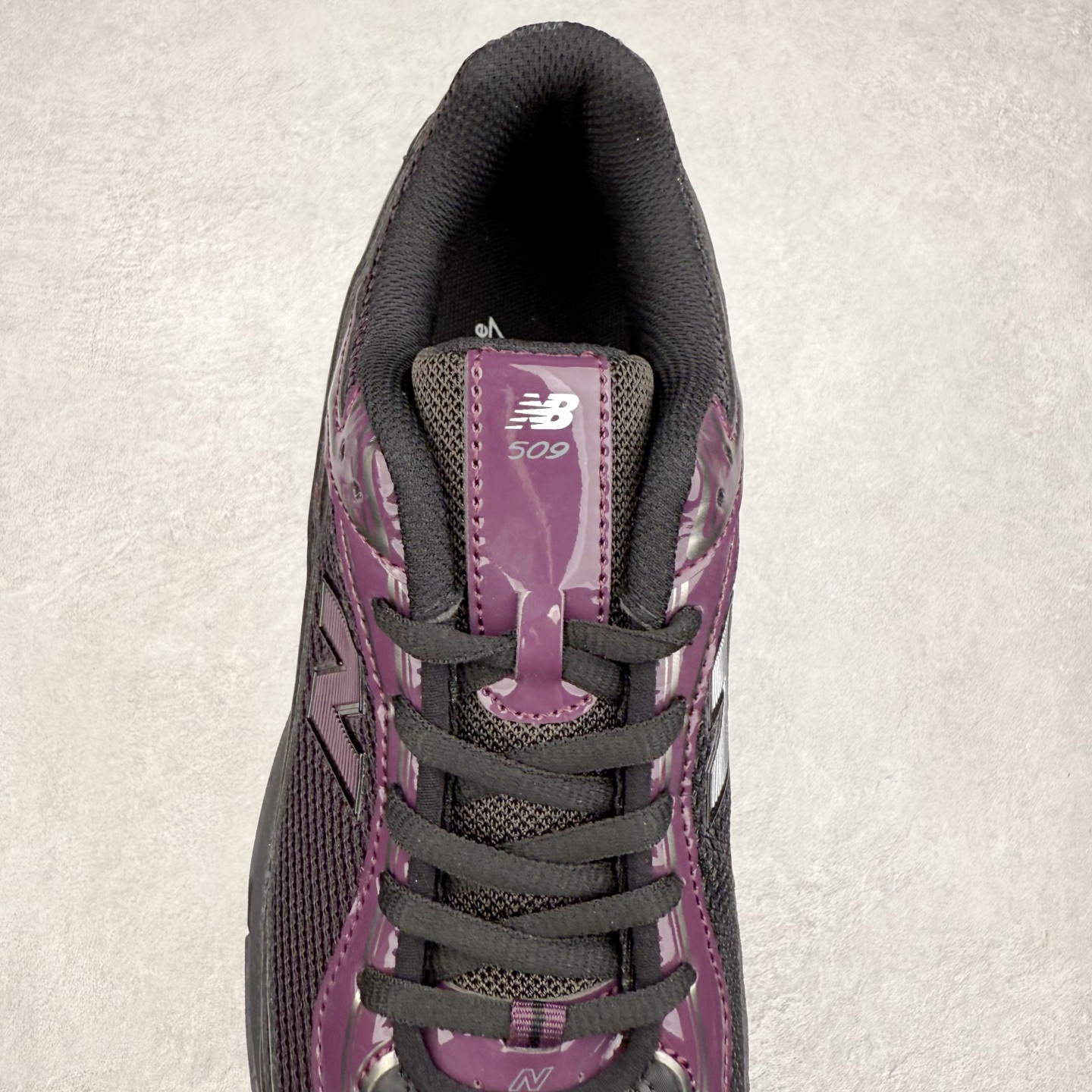 图片[5]-New Balance 推出了全新鞋款。这次复刻的 U509 是基于他们经典档案中的 NB509 跑鞋，赋予其全新的现代设计。虽然保留了原有的轮廓，但也根据当下潮流做了升级调整。相比之前的 509，新款 U509 的轮廓变得更加利落，侧面的皮革细节也增强了运动感。此外，鞋面采用了更大孔的网眼材质，让整体设计看起来更加潮流、时尚。实拍调校N版已经零色差零失真 百分百还原实物色彩所见即所得 不存在货不对板色差等低级问题 选购参考实物拍摄 不混卖不参货 只用心做好货严格选品 承诺混一赔十 尺码：36 36.5 37.5 38 38.5 39 40 40.5 41 42 42.5 43 44 44.5 45-选品中心