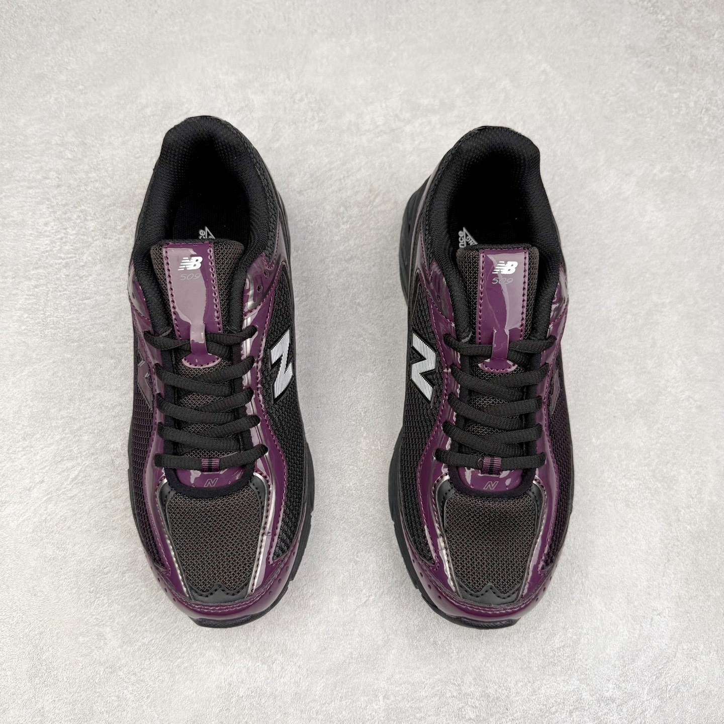 图片[2]-New Balance 推出了全新鞋款。这次复刻的 U509 是基于他们经典档案中的 NB509 跑鞋，赋予其全新的现代设计。虽然保留了原有的轮廓，但也根据当下潮流做了升级调整。相比之前的 509，新款 U509 的轮廓变得更加利落，侧面的皮革细节也增强了运动感。此外，鞋面采用了更大孔的网眼材质，让整体设计看起来更加潮流、时尚。实拍调校N版已经零色差零失真 百分百还原实物色彩所见即所得 不存在货不对板色差等低级问题 选购参考实物拍摄 不混卖不参货 只用心做好货严格选品 承诺混一赔十 尺码：36 36.5 37.5 38 38.5 39 40 40.5 41 42 42.5 43 44 44.5 45-选品中心