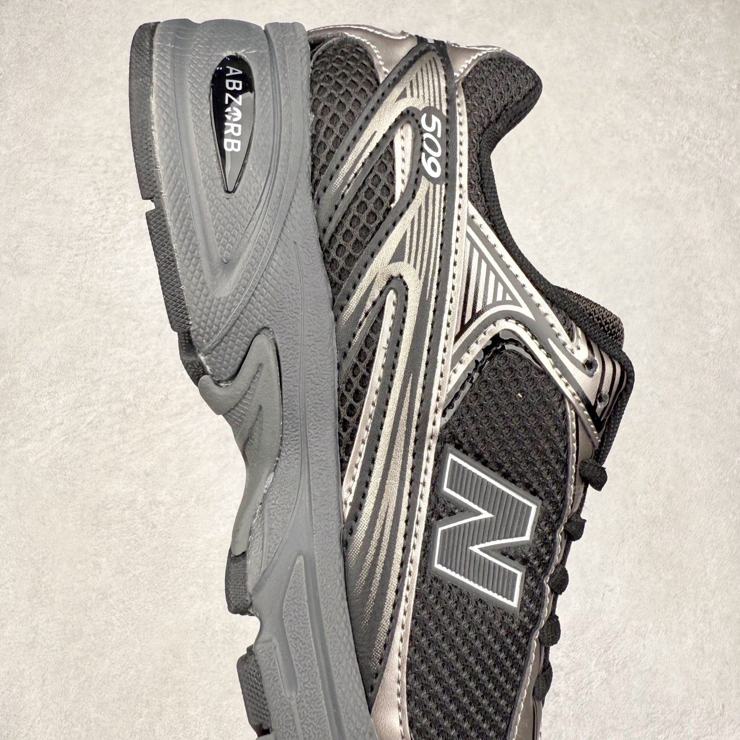 图片[6]-New Balance 推出了全新鞋款。这次复刻的 U509 是基于他们经典档案中的 NB509 跑鞋，赋予其全新的现代设计。虽然保留了原有的轮廓，但也根据当下潮流做了升级调整。相比之前的 509，新款 U509 的轮廓变得更加利落，侧面的皮革细节也增强了运动感。此外，鞋面采用了更大孔的网眼材质，让整体设计看起来更加潮流、时尚。实拍调校N版已经零色差零失真 百分百还原实物色彩所见即所得 不存在货不对板色差等低级问题 选购参考实物拍摄 不混卖不参货 只用心做好货严格选品 承诺混一赔十 尺码：36 36.5 37.5 38 38.5 39 40 40.5 41 42 42.5 43 44 44.5 45-选品中心