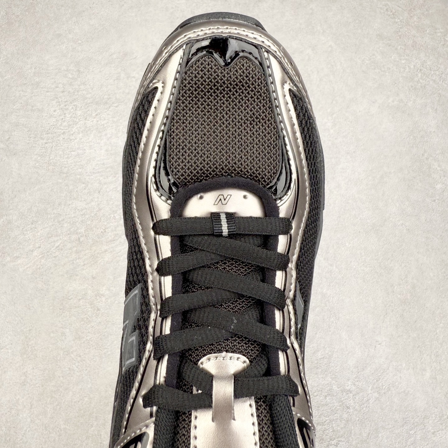 图片[4]-New Balance 推出了全新鞋款。这次复刻的 U509 是基于他们经典档案中的 NB509 跑鞋，赋予其全新的现代设计。虽然保留了原有的轮廓，但也根据当下潮流做了升级调整。相比之前的 509，新款 U509 的轮廓变得更加利落，侧面的皮革细节也增强了运动感。此外，鞋面采用了更大孔的网眼材质，让整体设计看起来更加潮流、时尚。实拍调校N版已经零色差零失真 百分百还原实物色彩所见即所得 不存在货不对板色差等低级问题 选购参考实物拍摄 不混卖不参货 只用心做好货严格选品 承诺混一赔十 尺码：36 36.5 37.5 38 38.5 39 40 40.5 41 42 42.5 43 44 44.5 45-选品中心