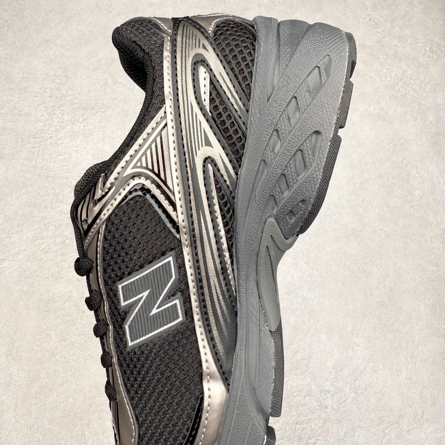 图片[7]-New Balance 推出了全新鞋款。这次复刻的 U509 是基于他们经典档案中的 NB509 跑鞋，赋予其全新的现代设计。虽然保留了原有的轮廓，但也根据当下潮流做了升级调整。相比之前的 509，新款 U509 的轮廓变得更加利落，侧面的皮革细节也增强了运动感。此外，鞋面采用了更大孔的网眼材质，让整体设计看起来更加潮流、时尚。实拍调校N版已经零色差零失真 百分百还原实物色彩所见即所得 不存在货不对板色差等低级问题 选购参考实物拍摄 不混卖不参货 只用心做好货严格选品 承诺混一赔十 尺码：36 36.5 37.5 38 38.5 39 40 40.5 41 42 42.5 43 44 44.5 45-选品中心