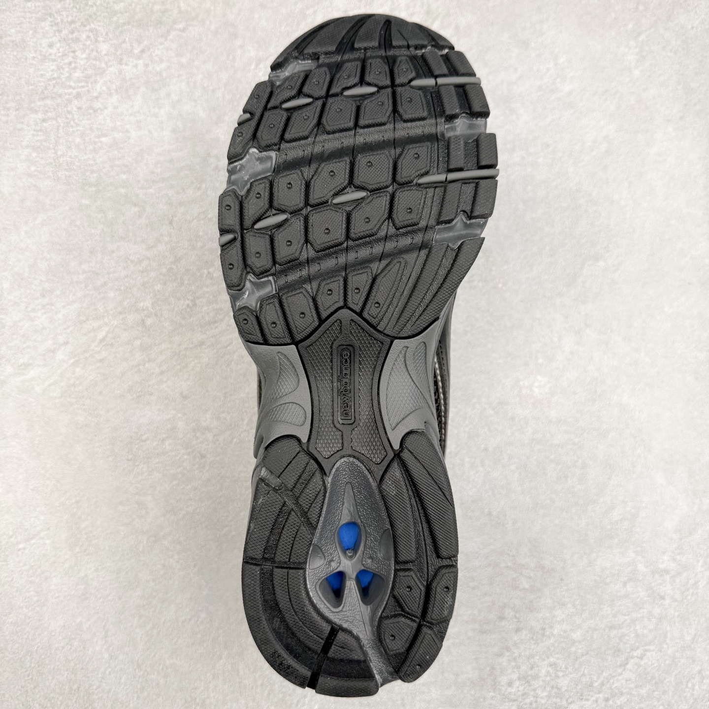 图片[9]-New Balance 推出了全新鞋款。这次复刻的 U509 是基于他们经典档案中的 NB509 跑鞋，赋予其全新的现代设计。虽然保留了原有的轮廓，但也根据当下潮流做了升级调整。相比之前的 509，新款 U509 的轮廓变得更加利落，侧面的皮革细节也增强了运动感。此外，鞋面采用了更大孔的网眼材质，让整体设计看起来更加潮流、时尚。实拍调校N版已经零色差零失真 百分百还原实物色彩所见即所得 不存在货不对板色差等低级问题 选购参考实物拍摄 不混卖不参货 只用心做好货严格选品 承诺混一赔十 尺码：36 36.5 37.5 38 38.5 39 40 40.5 41 42 42.5 43 44 44.5 45-选品中心