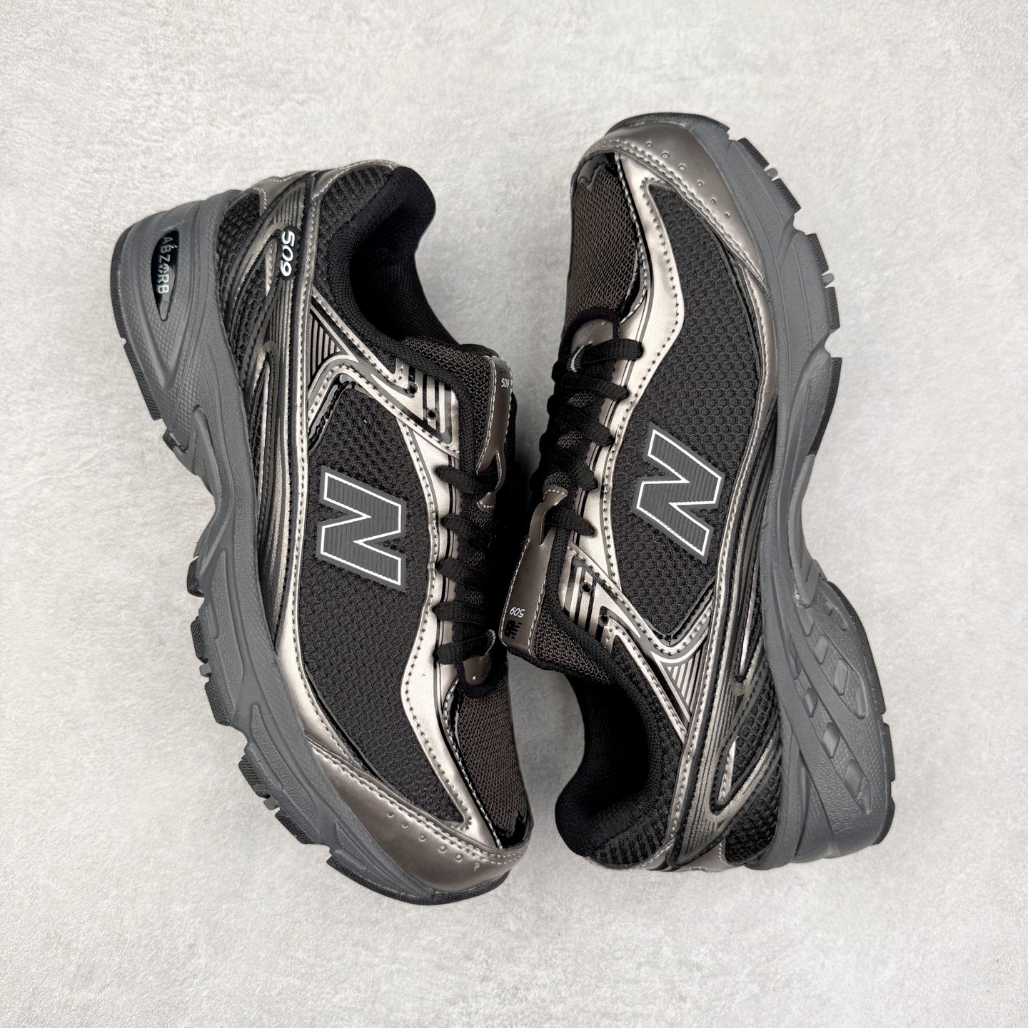 图片[3]-New Balance 推出了全新鞋款。这次复刻的 U509 是基于他们经典档案中的 NB509 跑鞋，赋予其全新的现代设计。虽然保留了原有的轮廓，但也根据当下潮流做了升级调整。相比之前的 509，新款 U509 的轮廓变得更加利落，侧面的皮革细节也增强了运动感。此外，鞋面采用了更大孔的网眼材质，让整体设计看起来更加潮流、时尚。实拍调校N版已经零色差零失真 百分百还原实物色彩所见即所得 不存在货不对板色差等低级问题 选购参考实物拍摄 不混卖不参货 只用心做好货严格选品 承诺混一赔十 尺码：36 36.5 37.5 38 38.5 39 40 40.5 41 42 42.5 43 44 44.5 45-选品中心