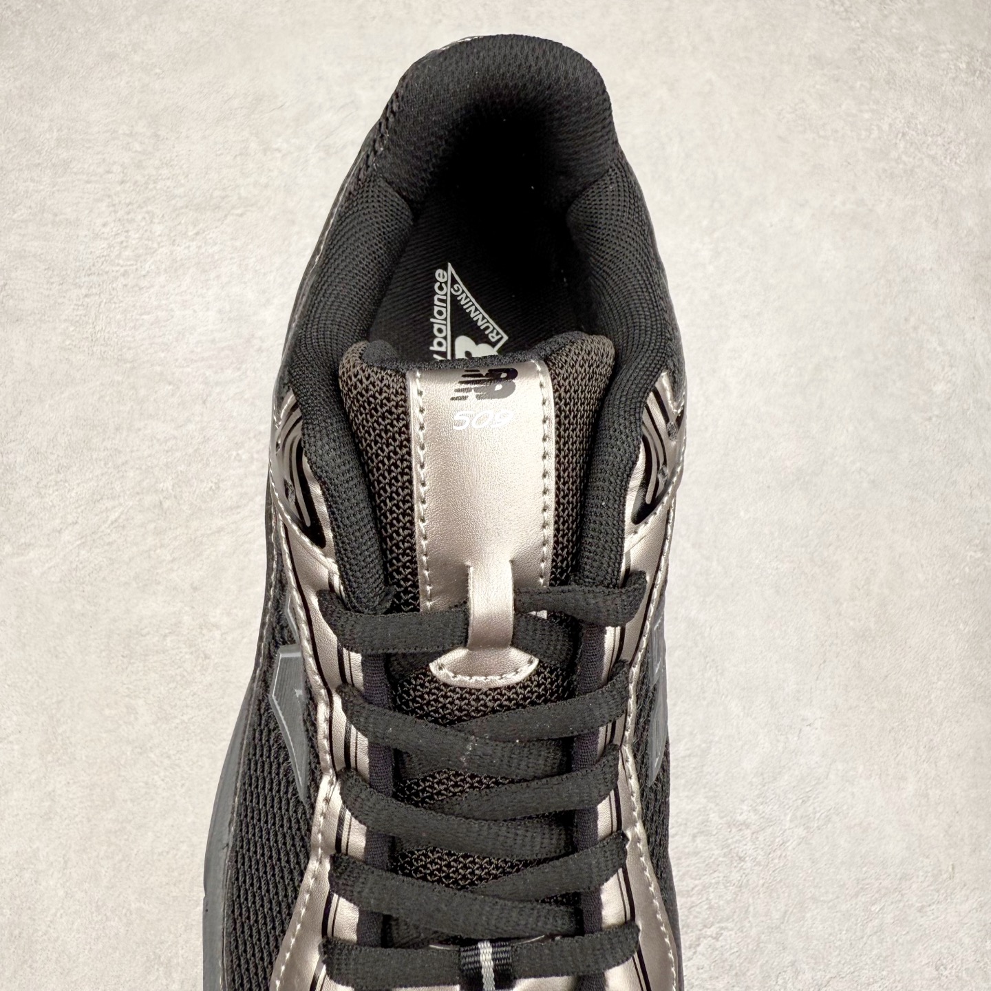 图片[5]-New Balance 推出了全新鞋款。这次复刻的 U509 是基于他们经典档案中的 NB509 跑鞋，赋予其全新的现代设计。虽然保留了原有的轮廓，但也根据当下潮流做了升级调整。相比之前的 509，新款 U509 的轮廓变得更加利落，侧面的皮革细节也增强了运动感。此外，鞋面采用了更大孔的网眼材质，让整体设计看起来更加潮流、时尚。实拍调校N版已经零色差零失真 百分百还原实物色彩所见即所得 不存在货不对板色差等低级问题 选购参考实物拍摄 不混卖不参货 只用心做好货严格选品 承诺混一赔十 尺码：36 36.5 37.5 38 38.5 39 40 40.5 41 42 42.5 43 44 44.5 45-选品中心