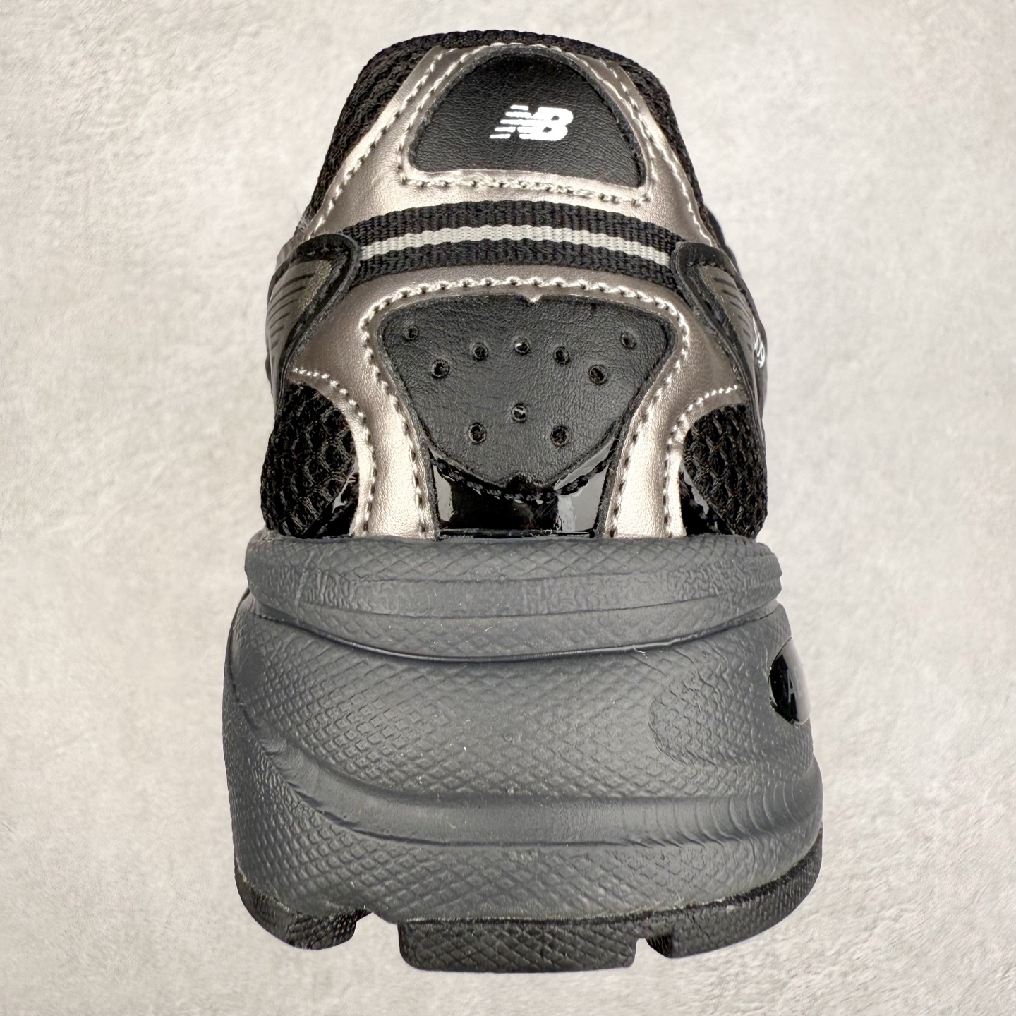 图片[8]-New Balance 推出了全新鞋款。这次复刻的 U509 是基于他们经典档案中的 NB509 跑鞋，赋予其全新的现代设计。虽然保留了原有的轮廓，但也根据当下潮流做了升级调整。相比之前的 509，新款 U509 的轮廓变得更加利落，侧面的皮革细节也增强了运动感。此外，鞋面采用了更大孔的网眼材质，让整体设计看起来更加潮流、时尚。实拍调校N版已经零色差零失真 百分百还原实物色彩所见即所得 不存在货不对板色差等低级问题 选购参考实物拍摄 不混卖不参货 只用心做好货严格选品 承诺混一赔十 尺码：36 36.5 37.5 38 38.5 39 40 40.5 41 42 42.5 43 44 44.5 45-选品中心