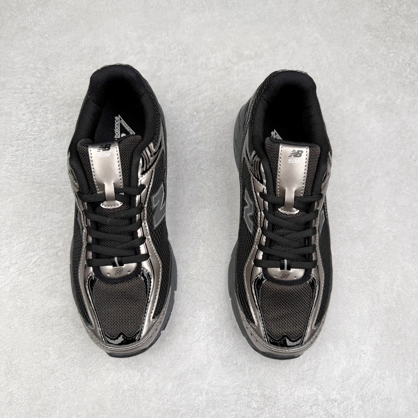 图片[2]-New Balance 推出了全新鞋款。这次复刻的 U509 是基于他们经典档案中的 NB509 跑鞋，赋予其全新的现代设计。虽然保留了原有的轮廓，但也根据当下潮流做了升级调整。相比之前的 509，新款 U509 的轮廓变得更加利落，侧面的皮革细节也增强了运动感。此外，鞋面采用了更大孔的网眼材质，让整体设计看起来更加潮流、时尚。实拍调校N版已经零色差零失真 百分百还原实物色彩所见即所得 不存在货不对板色差等低级问题 选购参考实物拍摄 不混卖不参货 只用心做好货严格选品 承诺混一赔十 尺码：36 36.5 37.5 38 38.5 39 40 40.5 41 42 42.5 43 44 44.5 45-选品中心