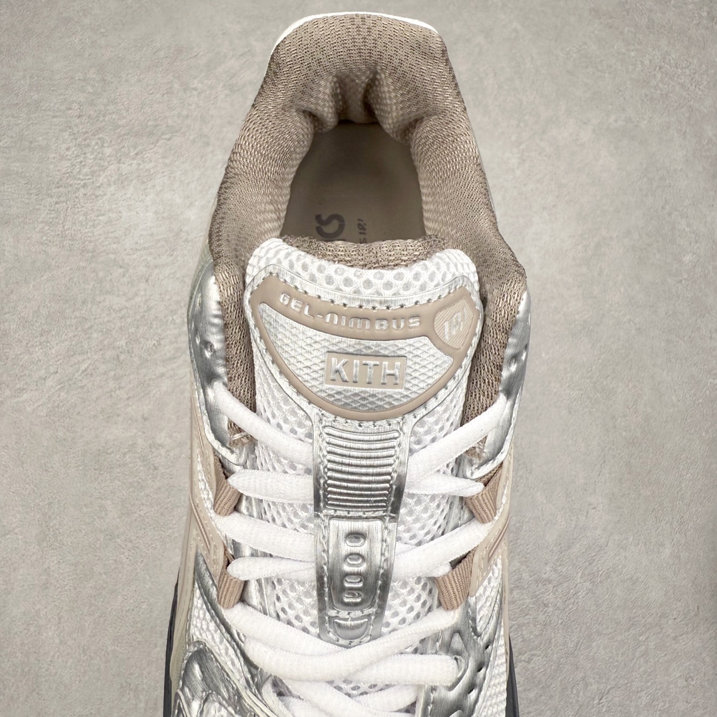 图片[5]-ASICS Gel-Nimbus 10.1 亚瑟士雨云10.1代系列轻量缓震休闲运动跑步鞋 近年来，运动鞋市场迎来了一个新的设计潮流：通过融合艺术与技术，赋予运动鞋更多的时尚元素和创新设计。作为市场中的领导者之一，ASICS（亚瑟士）一向以其技术创新和卓越的鞋款设计著称。而另一个前卫的实验鞋类品牌EMPTY BEHAVIOR，以其非凡的创意和探索，尤其对未来主义和非传统材料的热情撞击，从业界中脱颖而出。两者的合作，以推出特别版的GEL-NIMBUS™ 10.1鞋款——主题为“EVEN MY SHOE IS ART”为标志，为运动鞋设计涉入一个全新的高度。尺码：36 37 37.5 38 39 39.5 40.5 41.5 42 42.5 43.5 44 44.5 45-选品中心