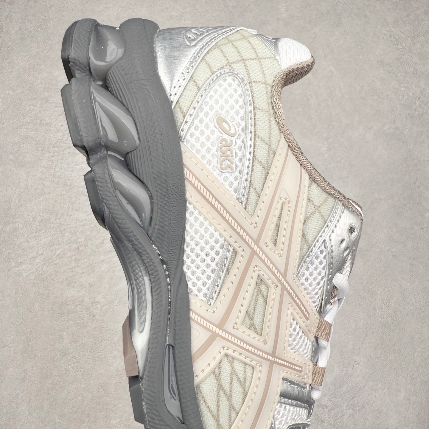 图片[6]-ASICS Gel-Nimbus 10.1 亚瑟士雨云10.1代系列轻量缓震休闲运动跑步鞋 近年来，运动鞋市场迎来了一个新的设计潮流：通过融合艺术与技术，赋予运动鞋更多的时尚元素和创新设计。作为市场中的领导者之一，ASICS（亚瑟士）一向以其技术创新和卓越的鞋款设计著称。而另一个前卫的实验鞋类品牌EMPTY BEHAVIOR，以其非凡的创意和探索，尤其对未来主义和非传统材料的热情撞击，从业界中脱颖而出。两者的合作，以推出特别版的GEL-NIMBUS™ 10.1鞋款——主题为“EVEN MY SHOE IS ART”为标志，为运动鞋设计涉入一个全新的高度。尺码：36 37 37.5 38 39 39.5 40.5 41.5 42 42.5 43.5 44 44.5 45-选品中心