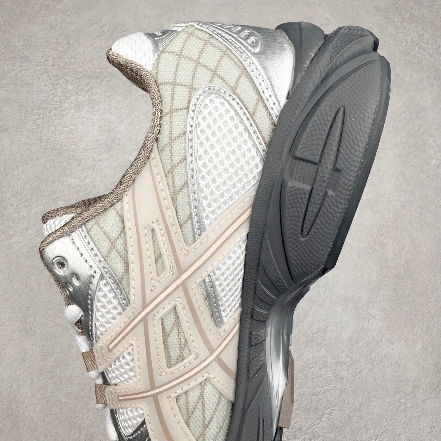 图片[7]-ASICS Gel-Nimbus 10.1 亚瑟士雨云10.1代系列轻量缓震休闲运动跑步鞋 近年来，运动鞋市场迎来了一个新的设计潮流：通过融合艺术与技术，赋予运动鞋更多的时尚元素和创新设计。作为市场中的领导者之一，ASICS（亚瑟士）一向以其技术创新和卓越的鞋款设计著称。而另一个前卫的实验鞋类品牌EMPTY BEHAVIOR，以其非凡的创意和探索，尤其对未来主义和非传统材料的热情撞击，从业界中脱颖而出。两者的合作，以推出特别版的GEL-NIMBUS™ 10.1鞋款——主题为“EVEN MY SHOE IS ART”为标志，为运动鞋设计涉入一个全新的高度。尺码：36 37 37.5 38 39 39.5 40.5 41.5 42 42.5 43.5 44 44.5 45-选品中心