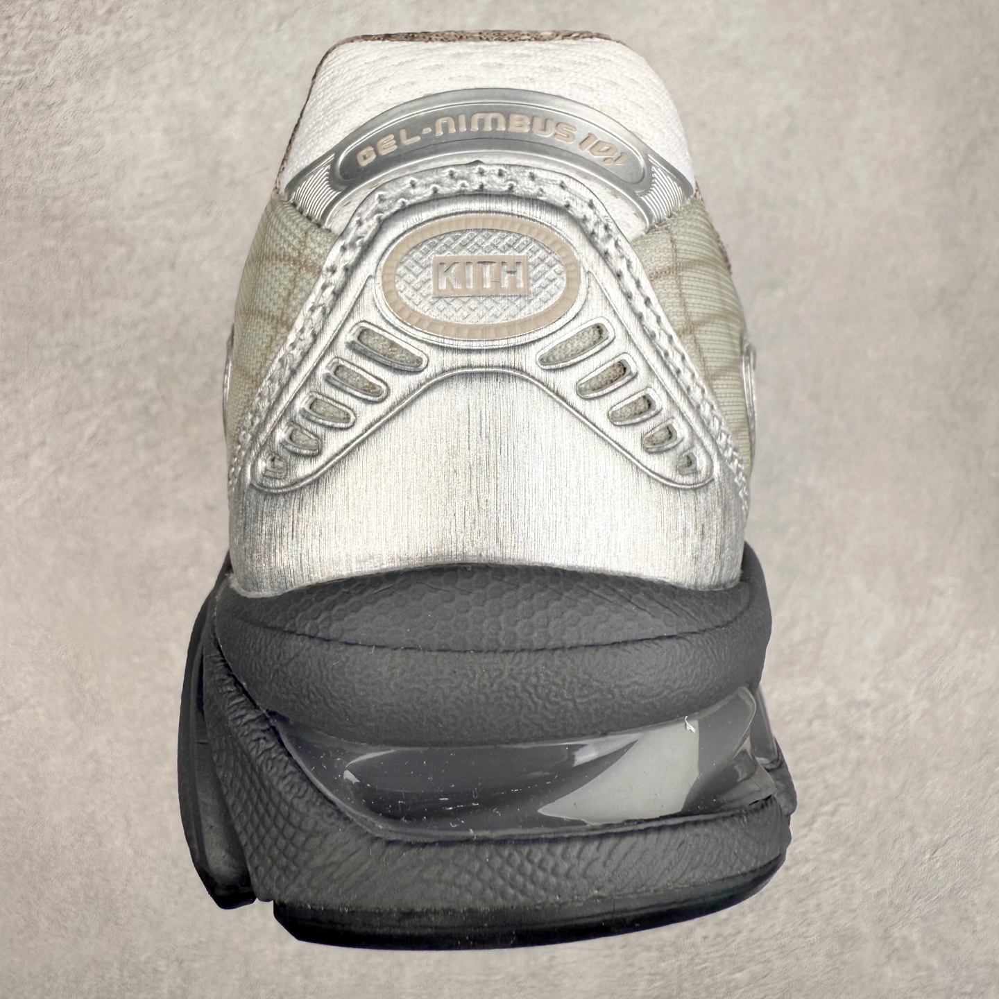 图片[8]-ASICS Gel-Nimbus 10.1 亚瑟士雨云10.1代系列轻量缓震休闲运动跑步鞋 近年来，运动鞋市场迎来了一个新的设计潮流：通过融合艺术与技术，赋予运动鞋更多的时尚元素和创新设计。作为市场中的领导者之一，ASICS（亚瑟士）一向以其技术创新和卓越的鞋款设计著称。而另一个前卫的实验鞋类品牌EMPTY BEHAVIOR，以其非凡的创意和探索，尤其对未来主义和非传统材料的热情撞击，从业界中脱颖而出。两者的合作，以推出特别版的GEL-NIMBUS™ 10.1鞋款——主题为“EVEN MY SHOE IS ART”为标志，为运动鞋设计涉入一个全新的高度。尺码：36 37 37.5 38 39 39.5 40.5 41.5 42 42.5 43.5 44 44.5 45-选品中心