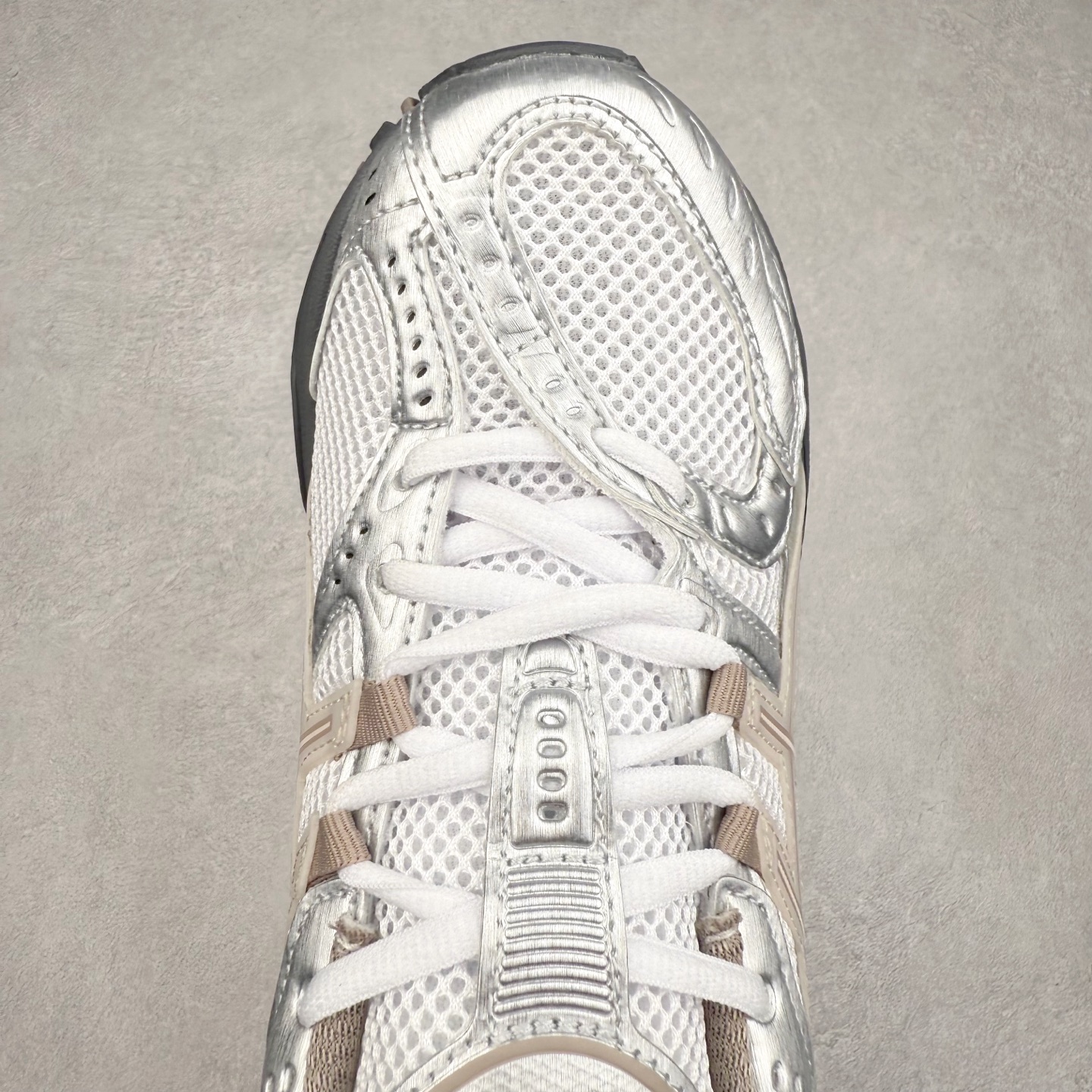 图片[4]-ASICS Gel-Nimbus 10.1 亚瑟士雨云10.1代系列轻量缓震休闲运动跑步鞋 近年来，运动鞋市场迎来了一个新的设计潮流：通过融合艺术与技术，赋予运动鞋更多的时尚元素和创新设计。作为市场中的领导者之一，ASICS（亚瑟士）一向以其技术创新和卓越的鞋款设计著称。而另一个前卫的实验鞋类品牌EMPTY BEHAVIOR，以其非凡的创意和探索，尤其对未来主义和非传统材料的热情撞击，从业界中脱颖而出。两者的合作，以推出特别版的GEL-NIMBUS™ 10.1鞋款——主题为“EVEN MY SHOE IS ART”为标志，为运动鞋设计涉入一个全新的高度。尺码：36 37 37.5 38 39 39.5 40.5 41.5 42 42.5 43.5 44 44.5 45-选品中心