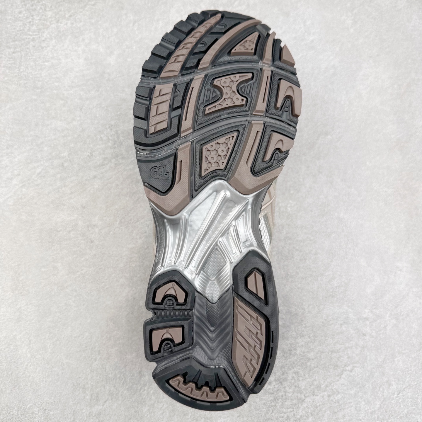 图片[9]-ASICS Gel-Nimbus 10.1 亚瑟士雨云10.1代系列轻量缓震休闲运动跑步鞋 近年来，运动鞋市场迎来了一个新的设计潮流：通过融合艺术与技术，赋予运动鞋更多的时尚元素和创新设计。作为市场中的领导者之一，ASICS（亚瑟士）一向以其技术创新和卓越的鞋款设计著称。而另一个前卫的实验鞋类品牌EMPTY BEHAVIOR，以其非凡的创意和探索，尤其对未来主义和非传统材料的热情撞击，从业界中脱颖而出。两者的合作，以推出特别版的GEL-NIMBUS™ 10.1鞋款——主题为“EVEN MY SHOE IS ART”为标志，为运动鞋设计涉入一个全新的高度。尺码：36 37 37.5 38 39 39.5 40.5 41.5 42 42.5 43.5 44 44.5 45-选品中心