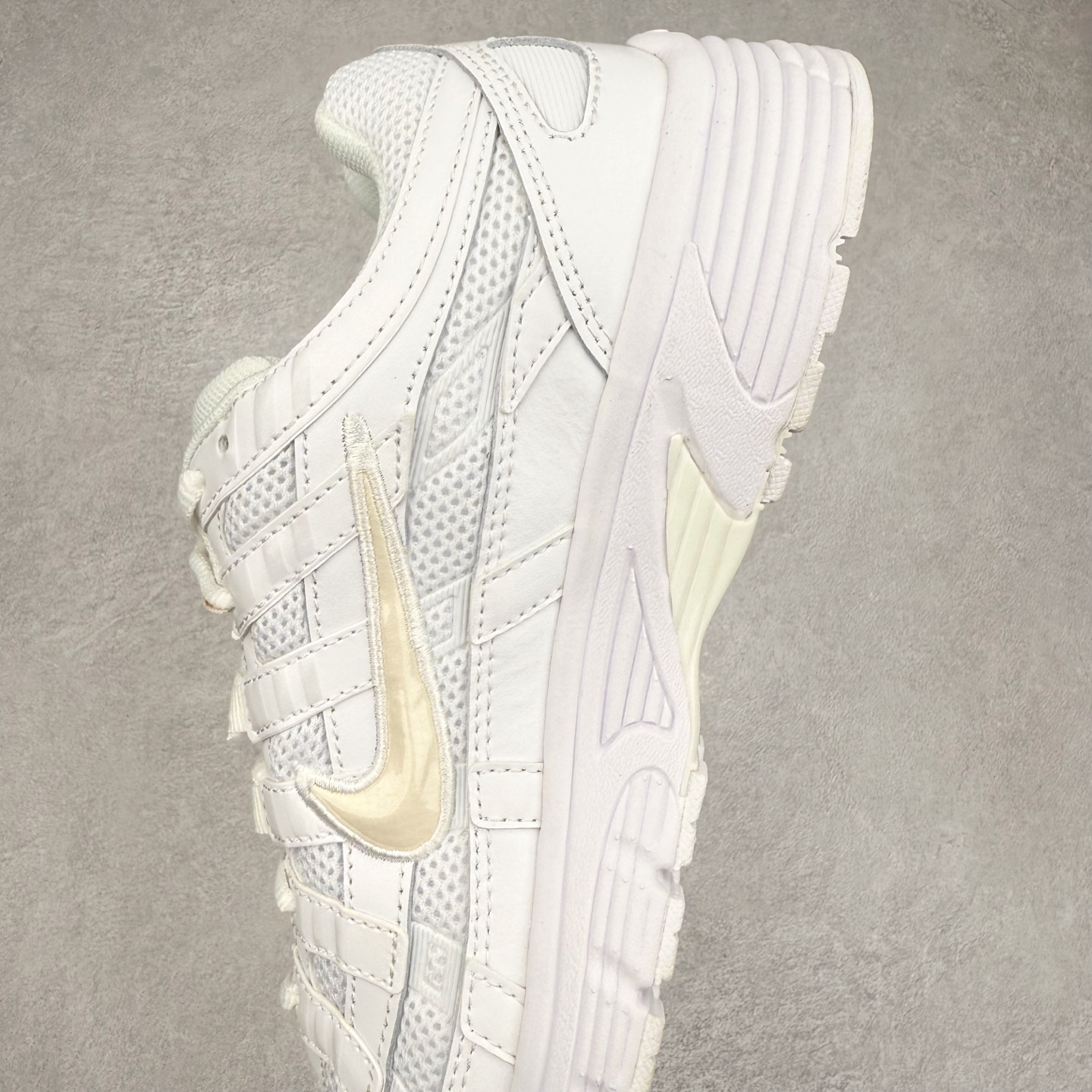 图片[7]-＃福利特价 NK P-6000 系列低帮复古老爹风休闲运动舒适慢跑鞋 融合 Pegasus 过往运动鞋设计 助力 21 世纪早期跑步运动跃升时尚新高度 采用透气网眼布、运动风格线条和耐穿覆面 兼具吸睛外观和舒适感受 中底泡绵以田径赛道为灵感 打造厚实设计 缔造出众缓震性能 尺码：36 36.5 37.5 38 38.5 39 40 40.5 41 42 42.5 43 44 44.5 45-选品中心