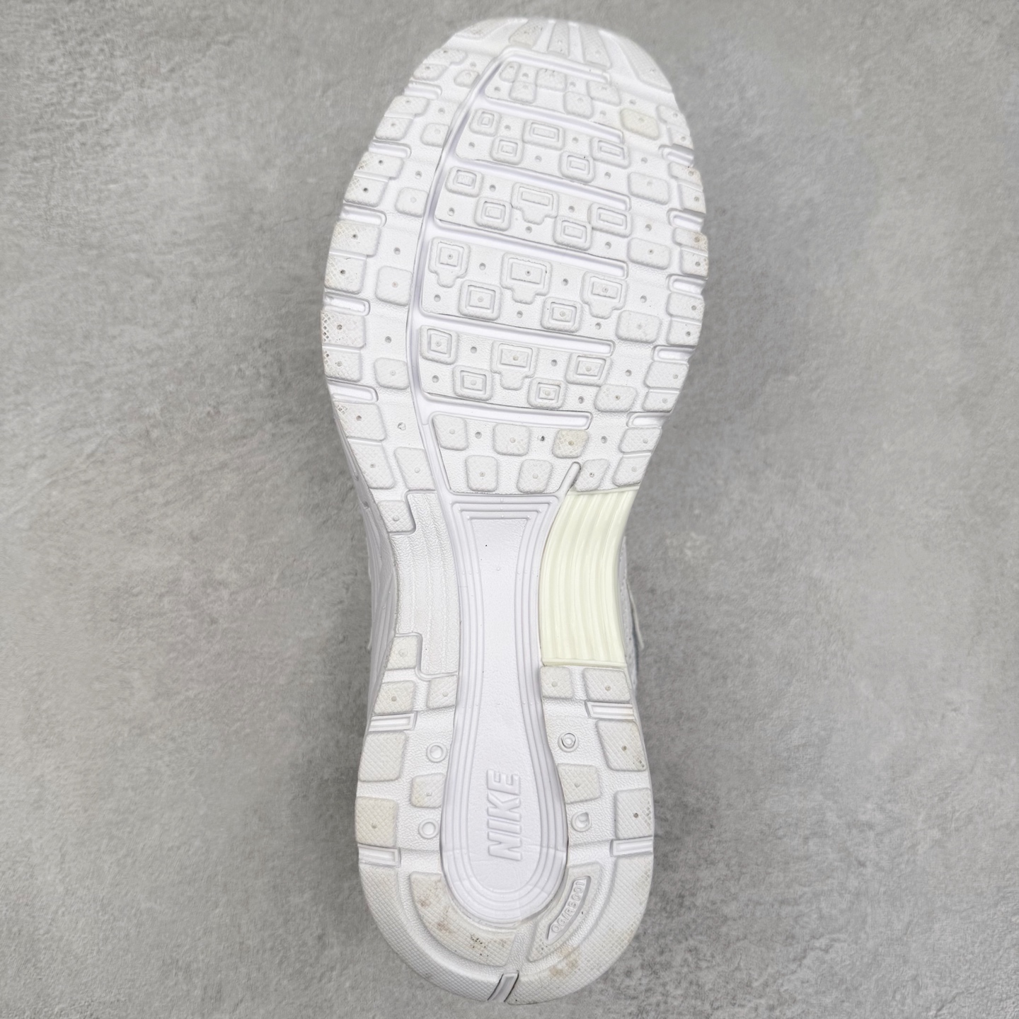 图片[9]-＃福利特价 NK P-6000 系列低帮复古老爹风休闲运动舒适慢跑鞋 融合 Pegasus 过往运动鞋设计 助力 21 世纪早期跑步运动跃升时尚新高度 采用透气网眼布、运动风格线条和耐穿覆面 兼具吸睛外观和舒适感受 中底泡绵以田径赛道为灵感 打造厚实设计 缔造出众缓震性能 尺码：36 36.5 37.5 38 38.5 39 40 40.5 41 42 42.5 43 44 44.5 45-选品中心