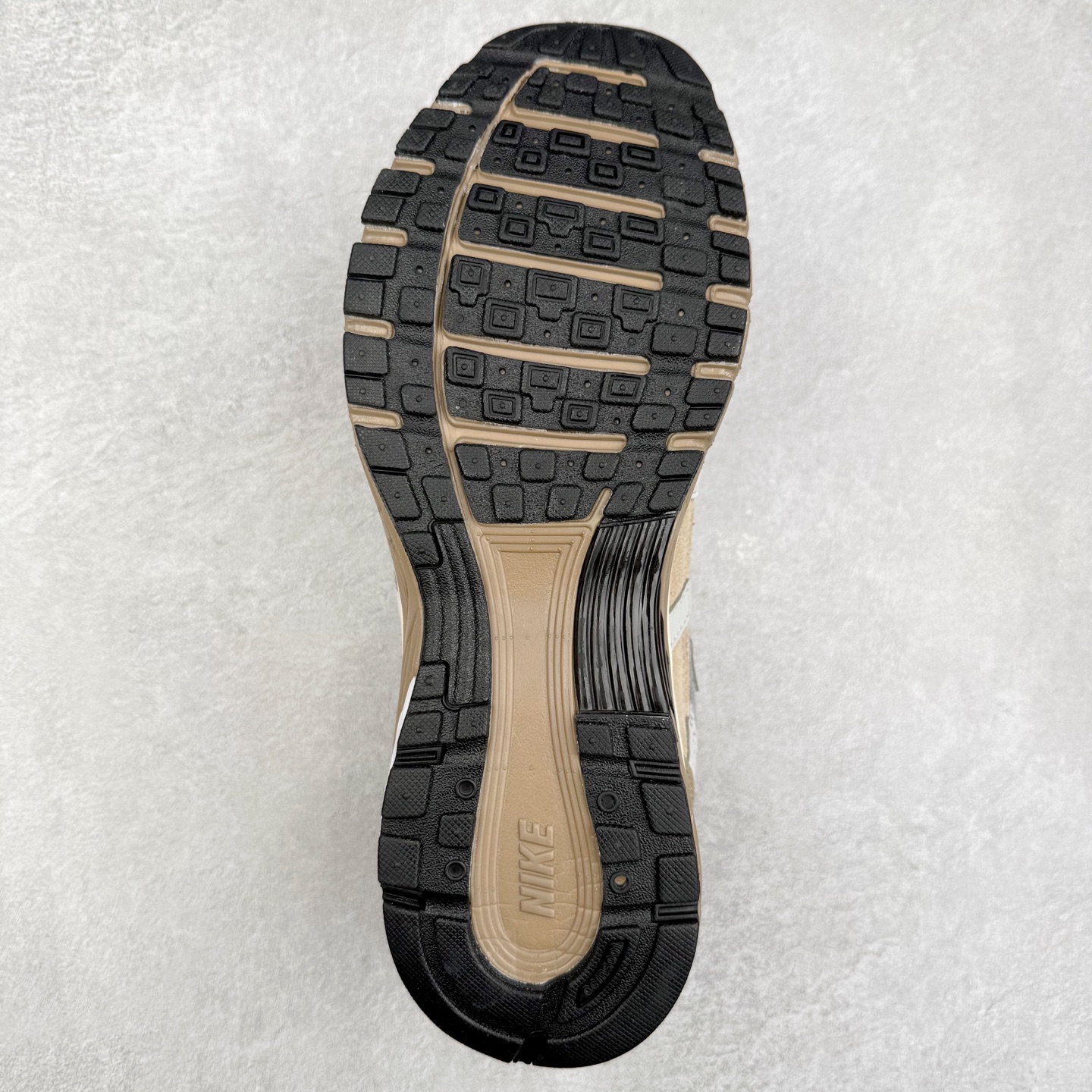 图片[9]-＃福利特价 NK P-6000 系列低帮复古老爹风休闲运动舒适慢跑鞋 融合 Pegasus 过往运动鞋设计 助力 21 世纪早期跑步运动跃升时尚新高度 采用透气网眼布、运动风格线条和耐穿覆面 兼具吸睛外观和舒适感受 中底泡绵以田径赛道为灵感 打造厚实设计 缔造出众缓震性能 尺码：36 36.5 37.5 38 38.5 39 40 40.5 41 42 42.5 43 44 44.5 45-选品中心