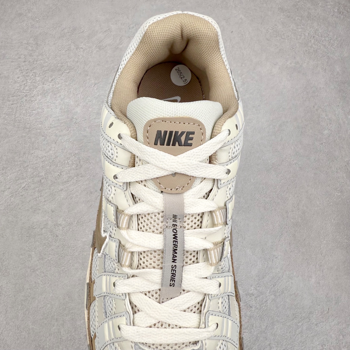 图片[5]-＃福利特价 NK P-6000 系列低帮复古老爹风休闲运动舒适慢跑鞋 融合 Pegasus 过往运动鞋设计 助力 21 世纪早期跑步运动跃升时尚新高度 采用透气网眼布、运动风格线条和耐穿覆面 兼具吸睛外观和舒适感受 中底泡绵以田径赛道为灵感 打造厚实设计 缔造出众缓震性能 尺码：36 36.5 37.5 38 38.5 39 40 40.5 41 42 42.5 43 44 44.5 45-选品中心