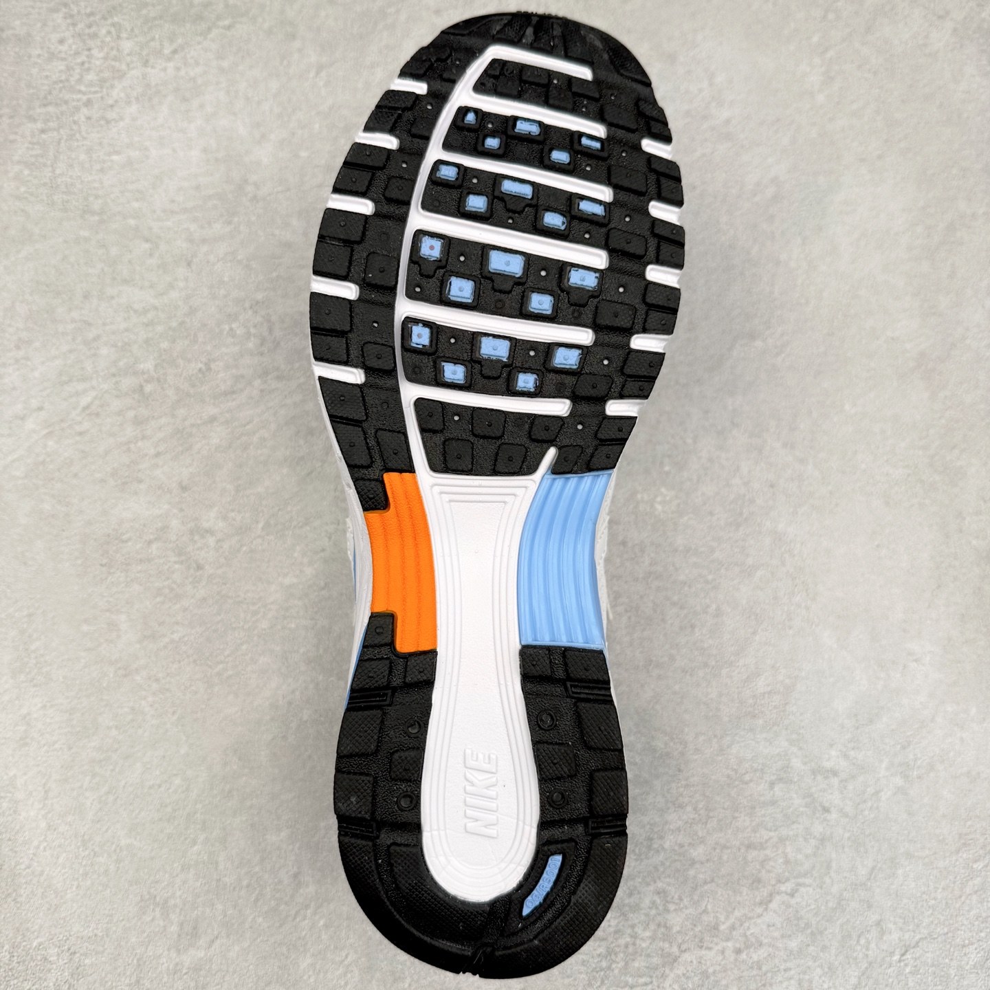 图片[9]-＃福利特价 NK P-6000 系列低帮复古老爹风休闲运动舒适慢跑鞋 融合 Pegasus 过往运动鞋设计 助力 21 世纪早期跑步运动跃升时尚新高度 采用透气网眼布、运动风格线条和耐穿覆面 兼具吸睛外观和舒适感受 中底泡绵以田径赛道为灵感 打造厚实设计 缔造出众缓震性能 尺码：36 36.5 37.5 38 38.5 39 40 40.5 41 42 42.5 43 44 44.5 45-选品中心