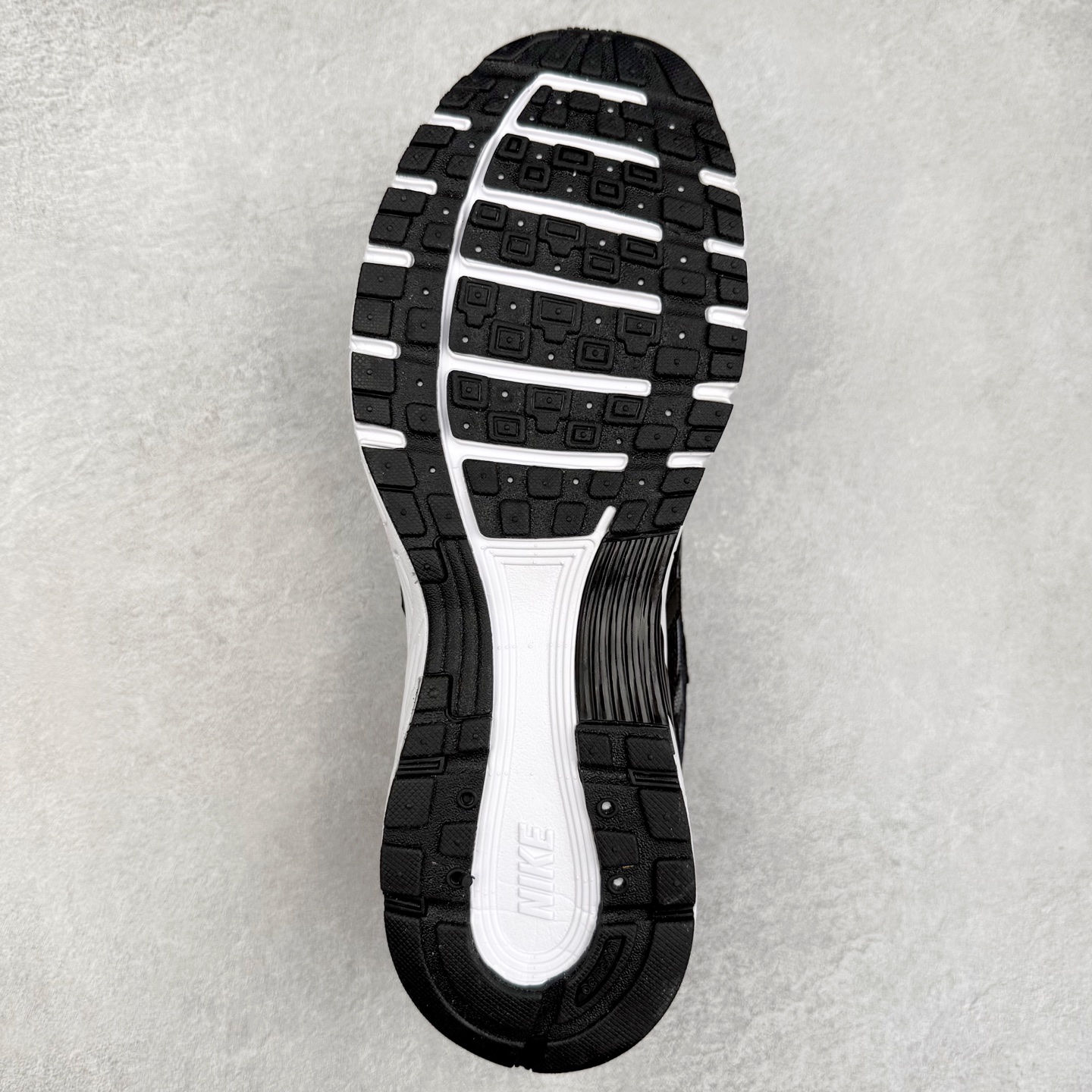 图片[9]-＃福利特价 NK P-6000 系列低帮复古老爹风休闲运动舒适慢跑鞋 融合 Pegasus 过往运动鞋设计 助力 21 世纪早期跑步运动跃升时尚新高度 采用透气网眼布、运动风格线条和耐穿覆面 兼具吸睛外观和舒适感受 中底泡绵以田径赛道为灵感 打造厚实设计 缔造出众缓震性能 尺码：36 36.5 37.5 38 38.5 39 40 40.5 41 42 42.5 43 44 44.5 45-选品中心