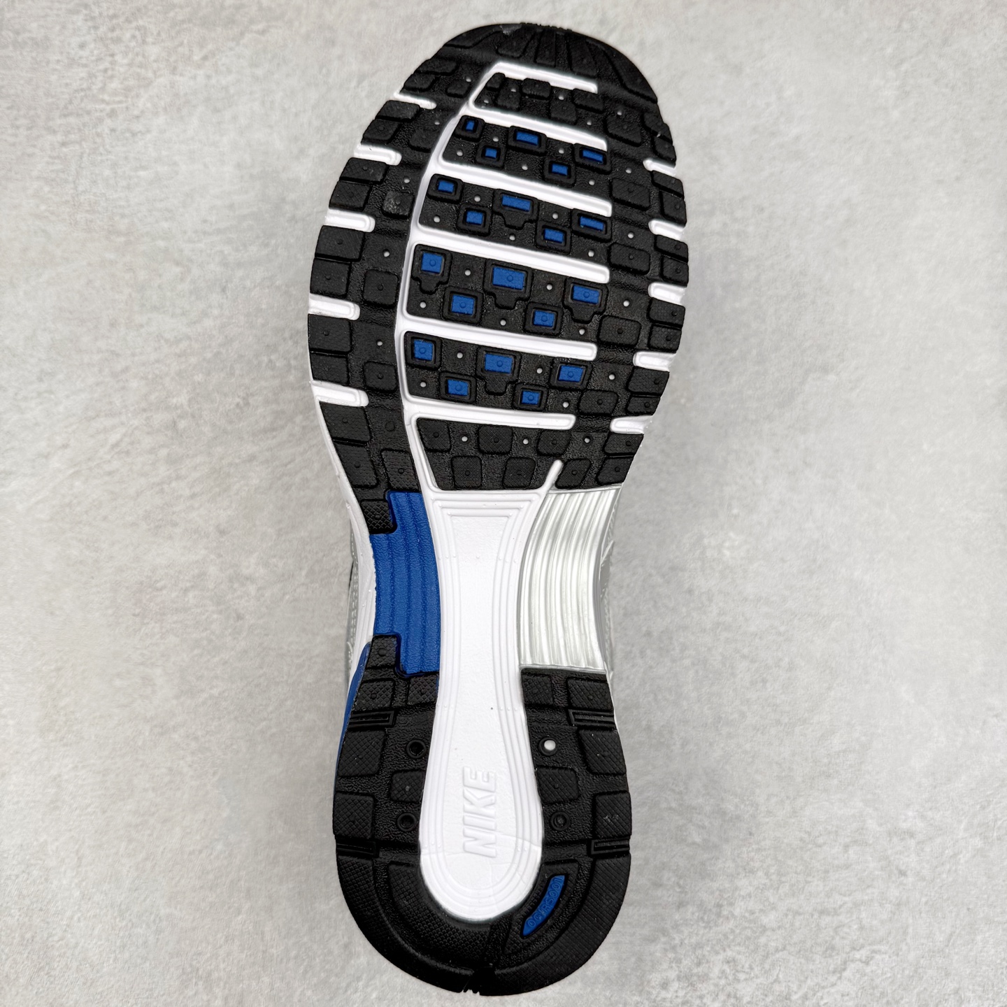 图片[9]-＃福利特价 NK P-6000 系列低帮复古老爹风休闲运动舒适慢跑鞋 融合 Pegasus 过往运动鞋设计 助力 21 世纪早期跑步运动跃升时尚新高度 采用透气网眼布、运动风格线条和耐穿覆面 兼具吸睛外观和舒适感受 中底泡绵以田径赛道为灵感 打造厚实设计 缔造出众缓震性能 尺码：36 36.5 37.5 38 38.5 39 40 40.5 41 42 42.5 43 44 44.5 45-选品中心