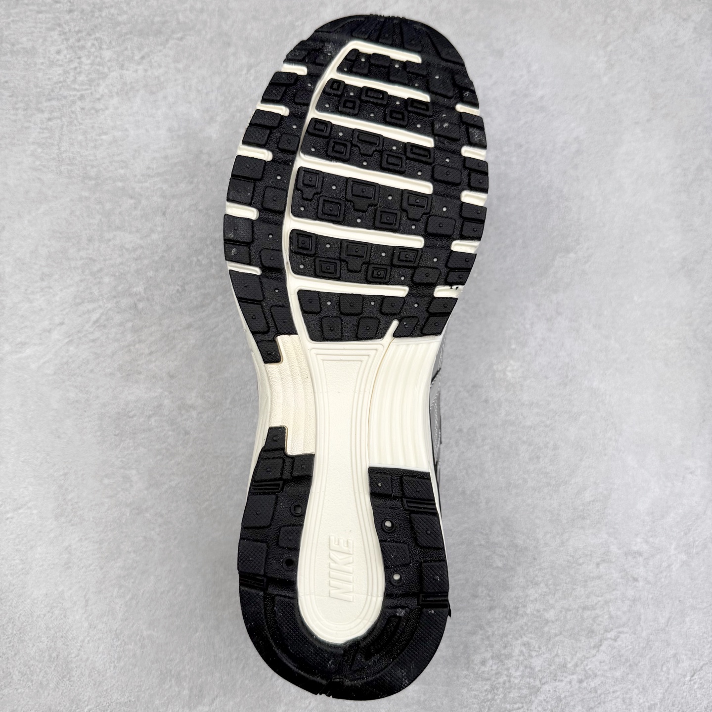 图片[9]-＃福利特价 NK P-6000 系列低帮复古老爹风休闲运动舒适慢跑鞋 融合 Pegasus 过往运动鞋设计 助力 21 世纪早期跑步运动跃升时尚新高度 采用透气网眼布、运动风格线条和耐穿覆面 兼具吸睛外观和舒适感受 中底泡绵以田径赛道为灵感 打造厚实设计 缔造出众缓震性能 尺码：36 36.5 37.5 38 38.5 39 40 40.5 41 42 42.5 43 44 44.5 45-选品中心