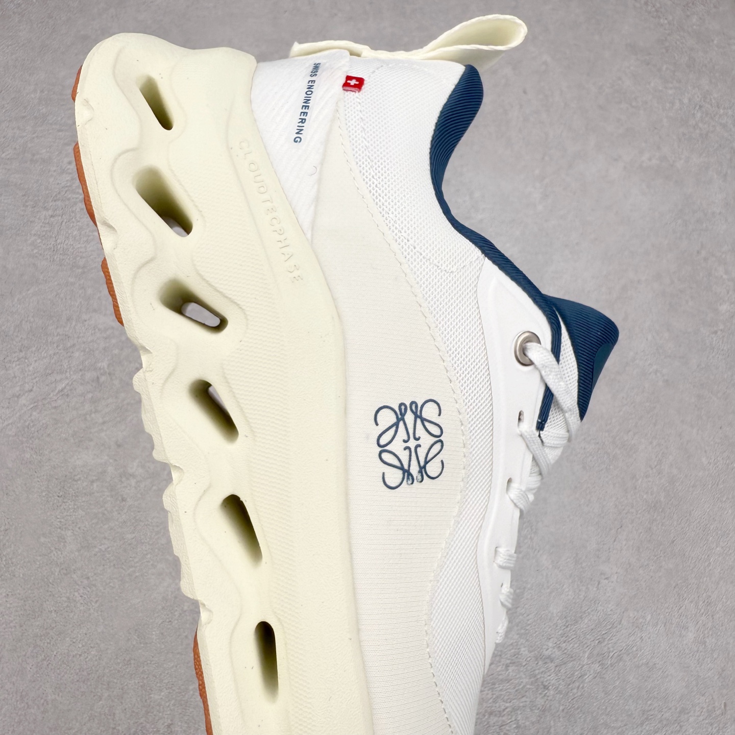 图片[6]-LOEWE x On Cloudtilt 2.0 昂跑罗意威联名 圆头系带生活休闲鞋 此运动品牌 开创于2010年 缓震着陆、强效回弹、轻柔质感的设计构思始终是ON研制关键 与此同时基于“为全球提供革新性的跑步感受”信念 陆续推出了多款跑鞋及其以专业运动人体跑步工程学为设计关键的功能性跑步服饰设备 让跑者不费力气地畅快畅跑 尺码：36 36.5 37.5 38 38.5 39 40 40.5 41 42 42.5 43 44 44.5 45-选品中心