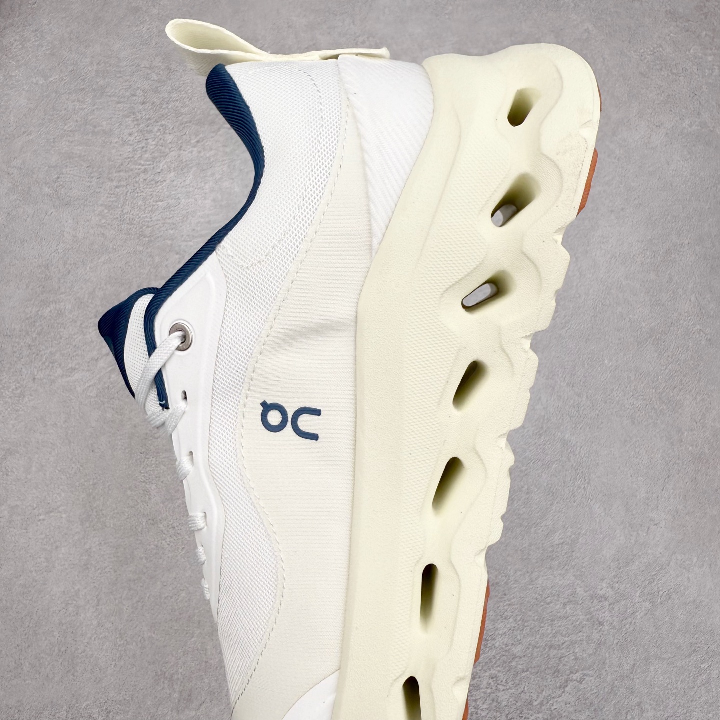 图片[7]-LOEWE x On Cloudtilt 2.0 昂跑罗意威联名 圆头系带生活休闲鞋 此运动品牌 开创于2010年 缓震着陆、强效回弹、轻柔质感的设计构思始终是ON研制关键 与此同时基于“为全球提供革新性的跑步感受”信念 陆续推出了多款跑鞋及其以专业运动人体跑步工程学为设计关键的功能性跑步服饰设备 让跑者不费力气地畅快畅跑 尺码：36 36.5 37.5 38 38.5 39 40 40.5 41 42 42.5 43 44 44.5 45-选品中心