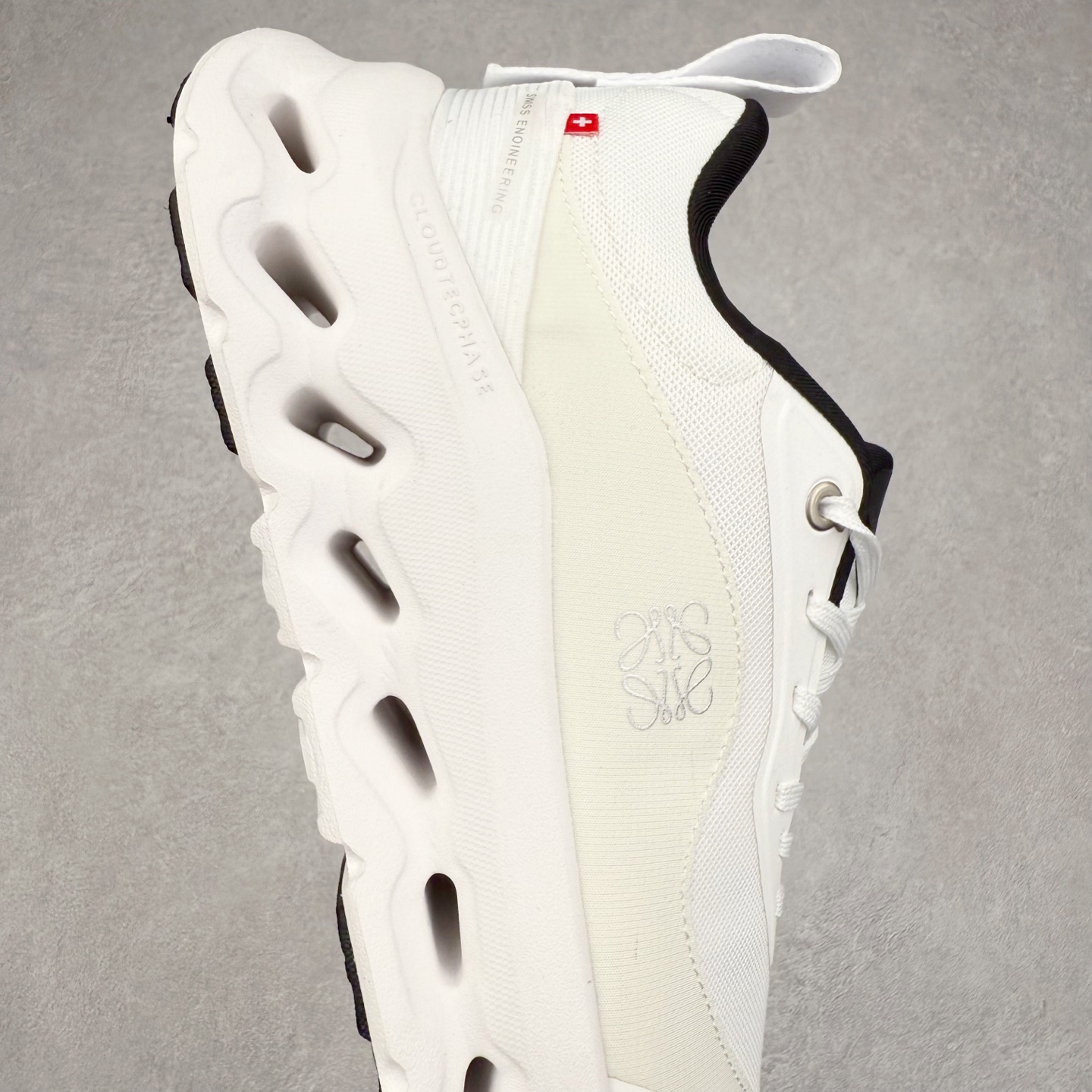 图片[6]-LOEWE x On Cloudtilt 2.0 昂跑罗意威联名 圆头系带生活休闲鞋 此运动品牌 开创于2010年 缓震着陆、强效回弹、轻柔质感的设计构思始终是ON研制关键 与此同时基于“为全球提供革新性的跑步感受”信念 陆续推出了多款跑鞋及其以专业运动人体跑步工程学为设计关键的功能性跑步服饰设备 让跑者不费力气地畅快畅跑 尺码：36 36.5 37.5 38 38.5 39 40 40.5 41 42 42.5 43 44 44.5 45-选品中心