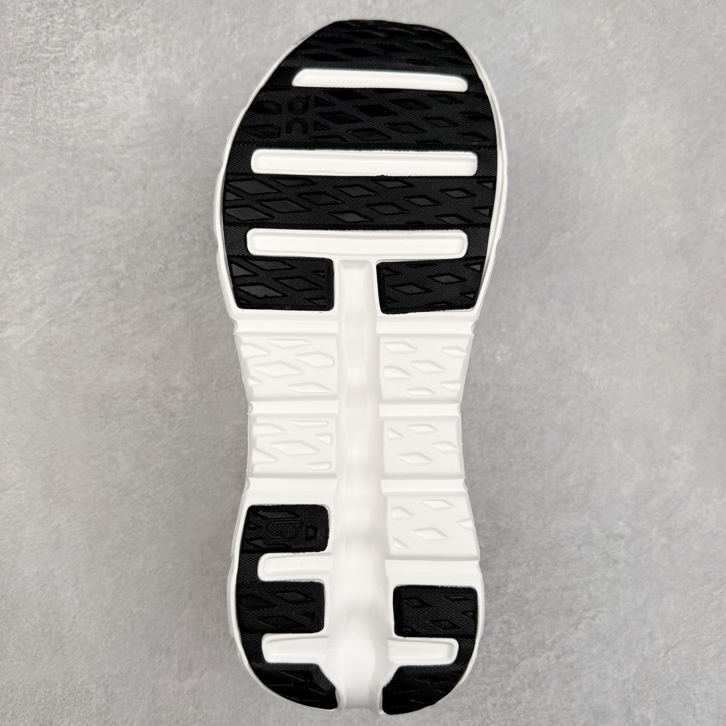 图片[9]-LOEWE x On Cloudtilt 2.0 昂跑罗意威联名 圆头系带生活休闲鞋 此运动品牌 开创于2010年 缓震着陆、强效回弹、轻柔质感的设计构思始终是ON研制关键 与此同时基于“为全球提供革新性的跑步感受”信念 陆续推出了多款跑鞋及其以专业运动人体跑步工程学为设计关键的功能性跑步服饰设备 让跑者不费力气地畅快畅跑 尺码：36 36.5 37.5 38 38.5 39 40 40.5 41 42 42.5 43 44 44.5 45-选品中心