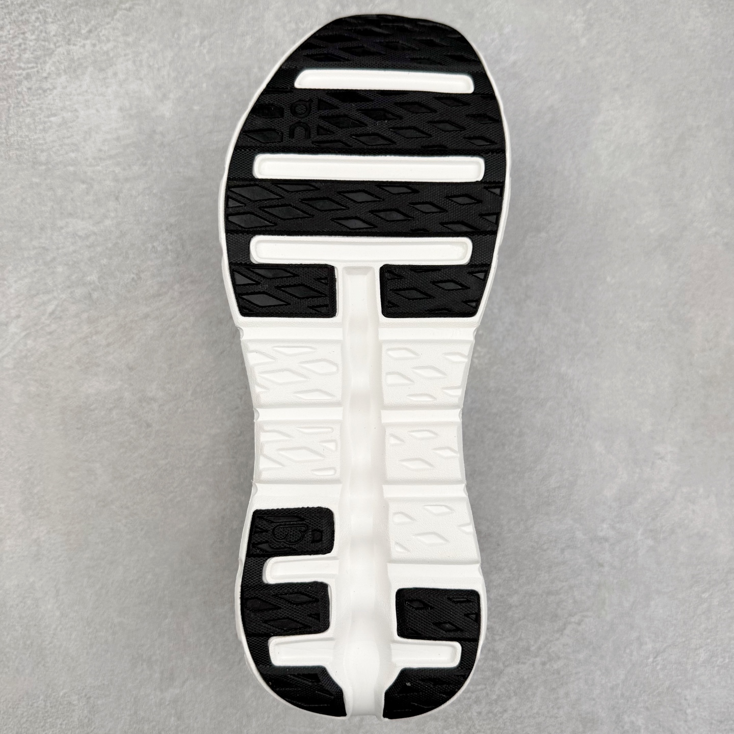 图片[9]-LOEWE x On Cloudtilt 2.0 昂跑罗意威联名 圆头系带生活休闲鞋 此运动品牌 开创于2010年 缓震着陆、强效回弹、轻柔质感的设计构思始终是ON研制关键 与此同时基于“为全球提供革新性的跑步感受”信念 陆续推出了多款跑鞋及其以专业运动人体跑步工程学为设计关键的功能性跑步服饰设备 让跑者不费力气地畅快畅跑 尺码：36 36.5 37.5 38 38.5 39 40 40.5 41 42 42.5 43 44 44.5 45-选品中心