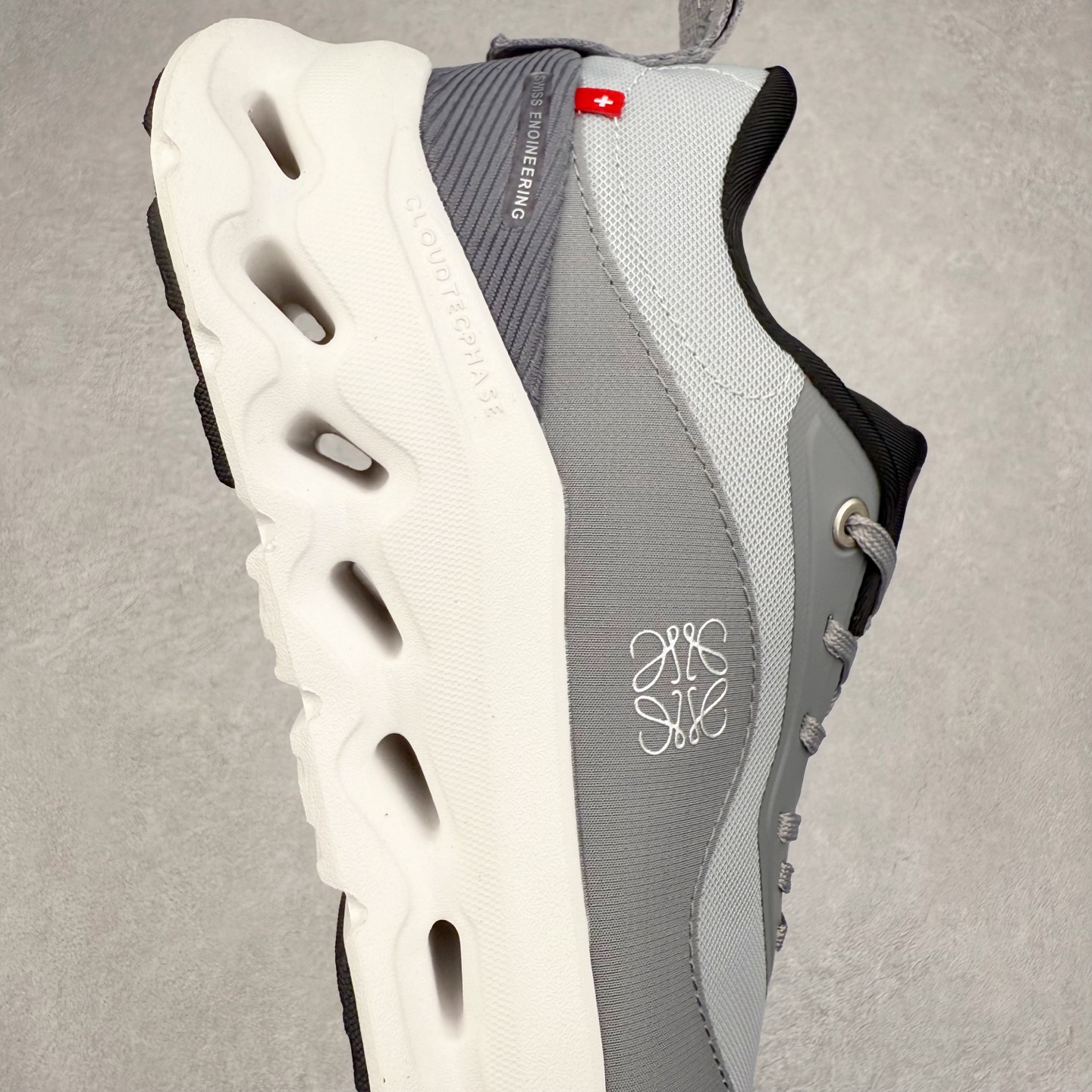 图片[6]-LOEWE x On Cloudtilt 2.0 昂跑罗意威联名 圆头系带生活休闲鞋 此运动品牌 开创于2010年 缓震着陆、强效回弹、轻柔质感的设计构思始终是ON研制关键 与此同时基于“为全球提供革新性的跑步感受”信念 陆续推出了多款跑鞋及其以专业运动人体跑步工程学为设计关键的功能性跑步服饰设备 让跑者不费力气地畅快畅跑 尺码：36 36.5 37.5 38 38.5 39 40 40.5 41 42 42.5 43 44 44.5 45-选品中心