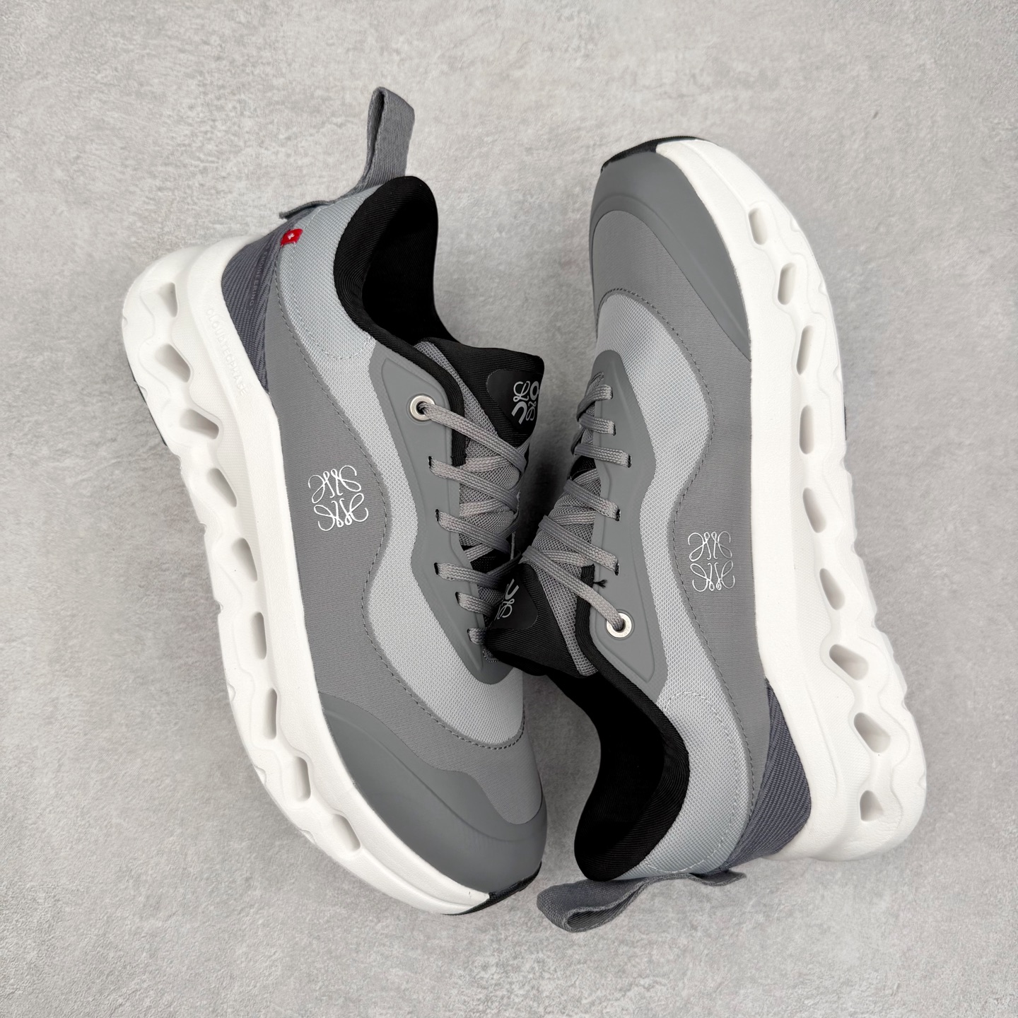 图片[3]-LOEWE x On Cloudtilt 2.0 昂跑罗意威联名 圆头系带生活休闲鞋 此运动品牌 开创于2010年 缓震着陆、强效回弹、轻柔质感的设计构思始终是ON研制关键 与此同时基于“为全球提供革新性的跑步感受”信念 陆续推出了多款跑鞋及其以专业运动人体跑步工程学为设计关键的功能性跑步服饰设备 让跑者不费力气地畅快畅跑 尺码：36 36.5 37.5 38 38.5 39 40 40.5 41 42 42.5 43 44 44.5 45-选品中心