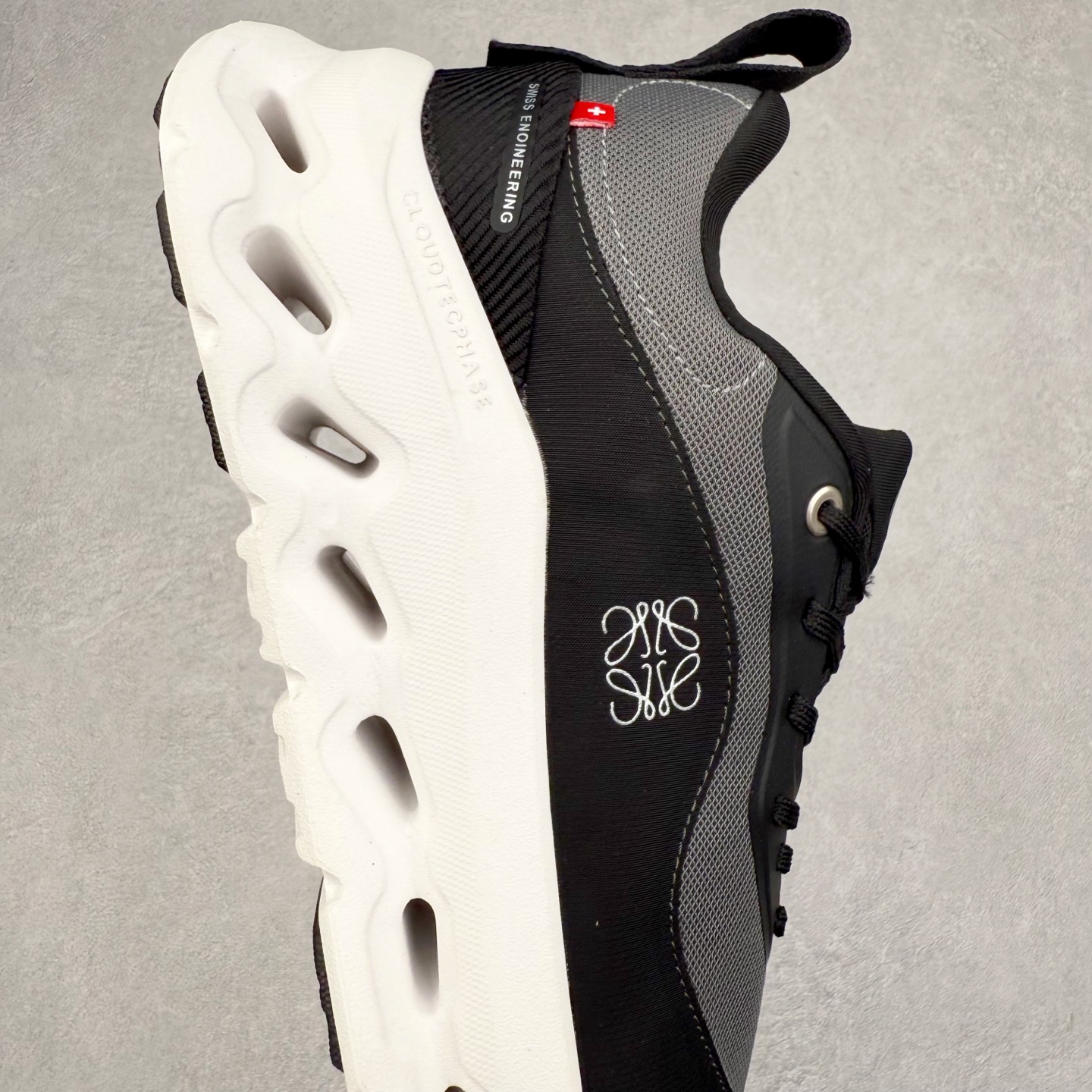 图片[6]-LOEWE x On Cloudtilt 2.0 昂跑罗意威联名 圆头系带生活休闲鞋 此运动品牌 开创于2010年 缓震着陆、强效回弹、轻柔质感的设计构思始终是ON研制关键 与此同时基于“为全球提供革新性的跑步感受”信念 陆续推出了多款跑鞋及其以专业运动人体跑步工程学为设计关键的功能性跑步服饰设备 让跑者不费力气地畅快畅跑 尺码：36 36.5 37.5 38 38.5 39 40 40.5 41 42 42.5 43 44 44.5 45-选品中心