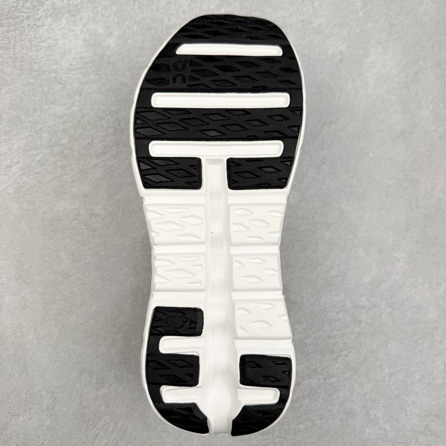 图片[9]-LOEWE x On Cloudtilt 2.0 昂跑罗意威联名 圆头系带生活休闲鞋 此运动品牌 开创于2010年 缓震着陆、强效回弹、轻柔质感的设计构思始终是ON研制关键 与此同时基于“为全球提供革新性的跑步感受”信念 陆续推出了多款跑鞋及其以专业运动人体跑步工程学为设计关键的功能性跑步服饰设备 让跑者不费力气地畅快畅跑 尺码：36 36.5 37.5 38 38.5 39 40 40.5 41 42 42.5 43 44 44.5 45-选品中心