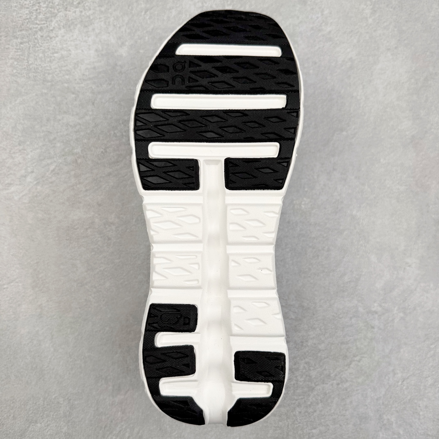 图片[9]-LOEWE x On Cloudtilt 2.0 昂跑罗意威联名 圆头系带生活休闲鞋 此运动品牌 开创于2010年 缓震着陆、强效回弹、轻柔质感的设计构思始终是ON研制关键 与此同时基于“为全球提供革新性的跑步感受”信念 陆续推出了多款跑鞋及其以专业运动人体跑步工程学为设计关键的功能性跑步服饰设备 让跑者不费力气地畅快畅跑 尺码：36 36.5 37.5 38 38.5 39 40 40.5 41 42 42.5 43 44 44.5 45-选品中心