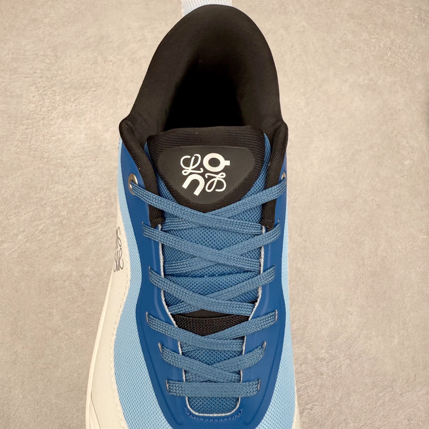 图片[5]-LOEWE x On Cloudtilt 2.0 昂跑罗意威联名 圆头系带生活休闲鞋 此运动品牌 开创于2010年 缓震着陆、强效回弹、轻柔质感的设计构思始终是ON研制关键 与此同时基于“为全球提供革新性的跑步感受”信念 陆续推出了多款跑鞋及其以专业运动人体跑步工程学为设计关键的功能性跑步服饰设备 让跑者不费力气地畅快畅跑 尺码：36 36.5 37.5 38 38.5 39 40 40.5 41 42 42.5 43 44 44.5 45-选品中心