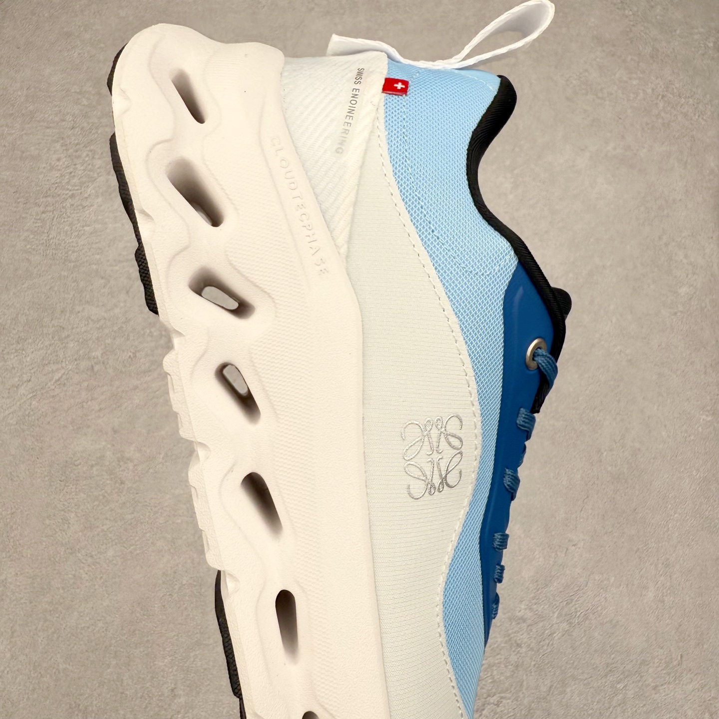图片[6]-LOEWE x On Cloudtilt 2.0 昂跑罗意威联名 圆头系带生活休闲鞋 此运动品牌 开创于2010年 缓震着陆、强效回弹、轻柔质感的设计构思始终是ON研制关键 与此同时基于“为全球提供革新性的跑步感受”信念 陆续推出了多款跑鞋及其以专业运动人体跑步工程学为设计关键的功能性跑步服饰设备 让跑者不费力气地畅快畅跑 尺码：36 36.5 37.5 38 38.5 39 40 40.5 41 42 42.5 43 44 44.5 45-选品中心